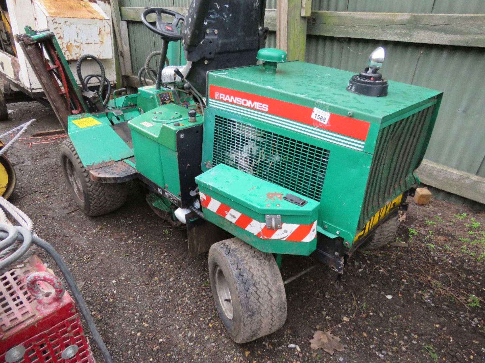 RANSOMES 213 TRIPLE RIDE ON CYLINDER MOWER WITH KUBOTA ENGINE. WHEN TESTED WAS SEEN TO RUN, DRIVE, M - Image 5 of 10