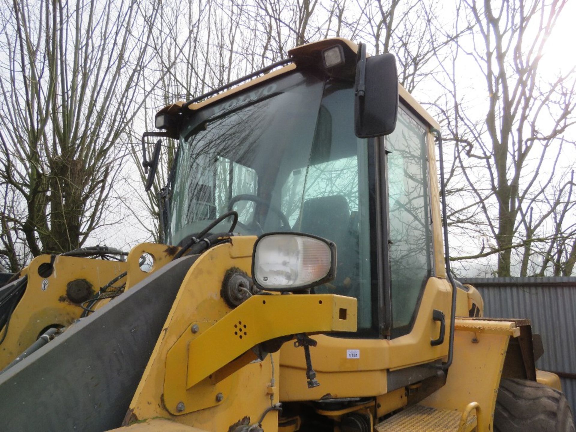 VOLVO L120F WHEELED LOADING SHOVEL YEAR 2009 BUILD. WITH SOIL AND SCREENING BUCKETS AS SHOWN. SN:VCE - Image 2 of 27