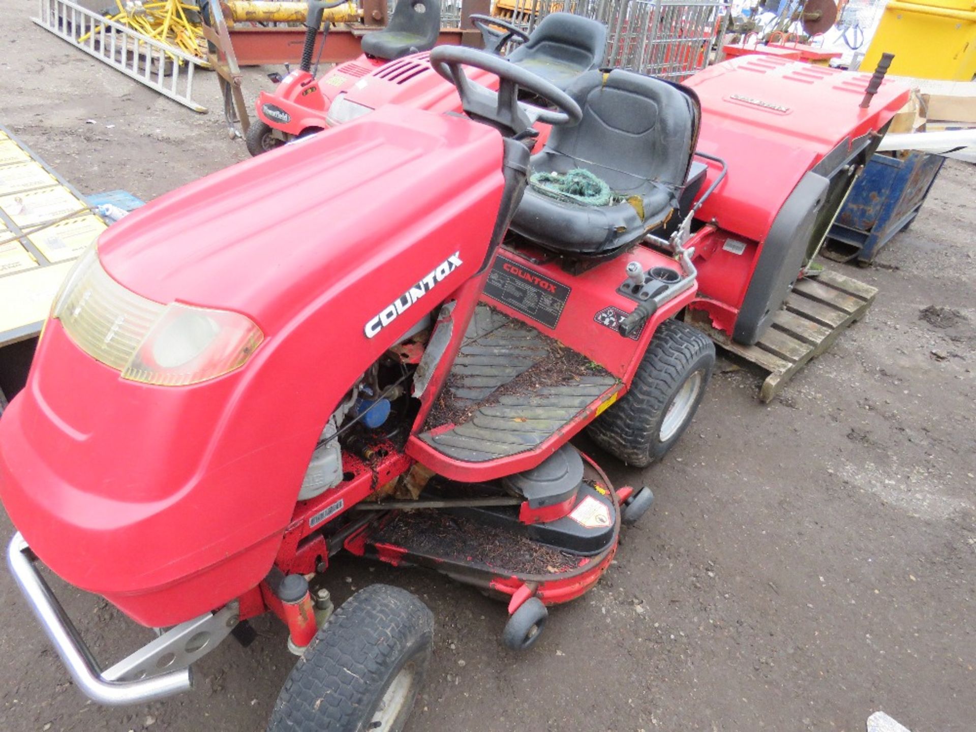 COUNTAX RIDE ON MOWER WITH POWER COLLECTOR.....THIS LOT IS SOLD UNDER THE AUCTIONEERS MARGIN SCHEME, - Image 4 of 5