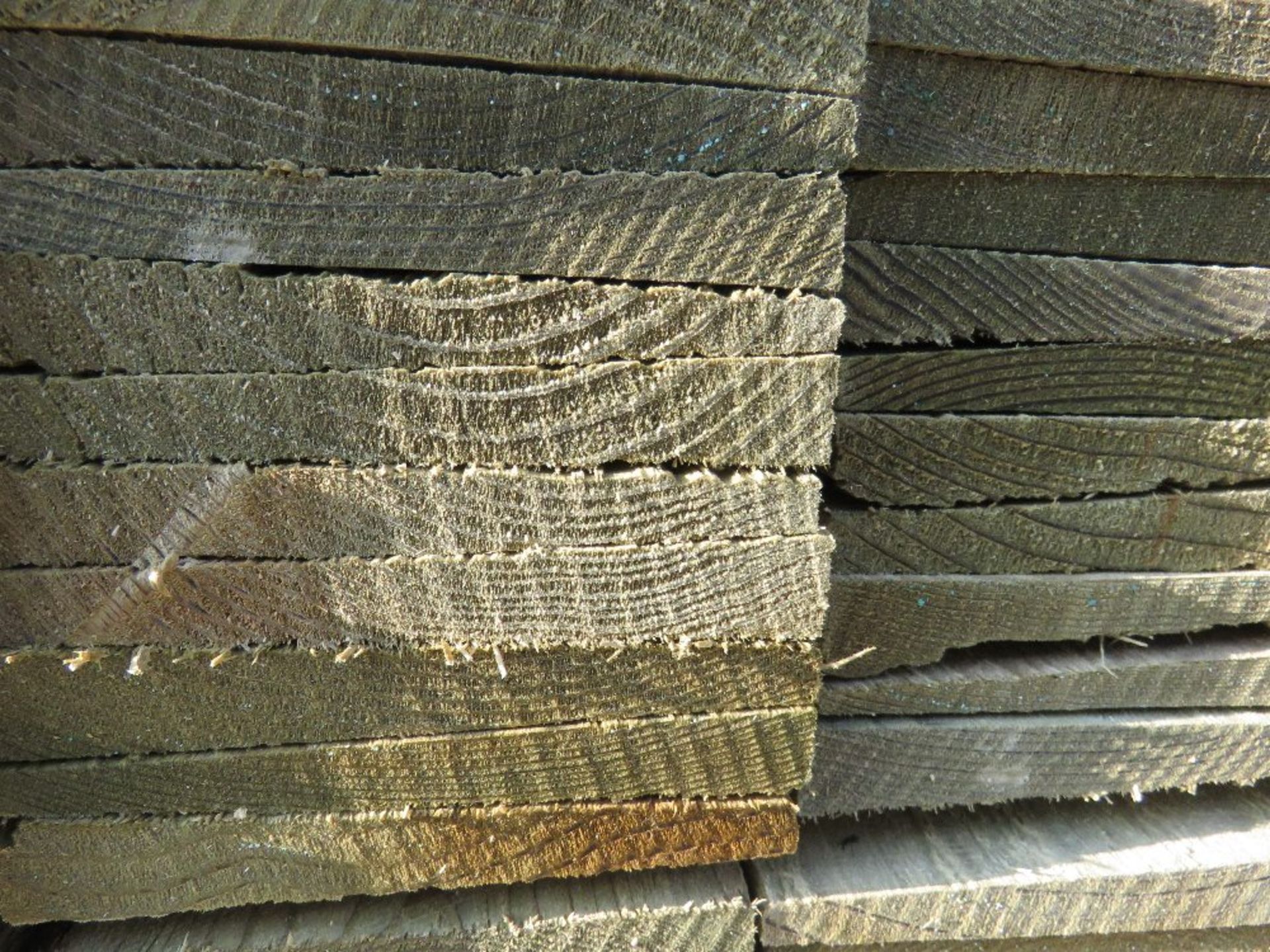 LARGE PACK OF TREATED FEATHER EDGE TIMBER CLADDING BOARDS 1.2M LENGTH X 100MM WIDTH APPROX. - Bild 3 aus 3