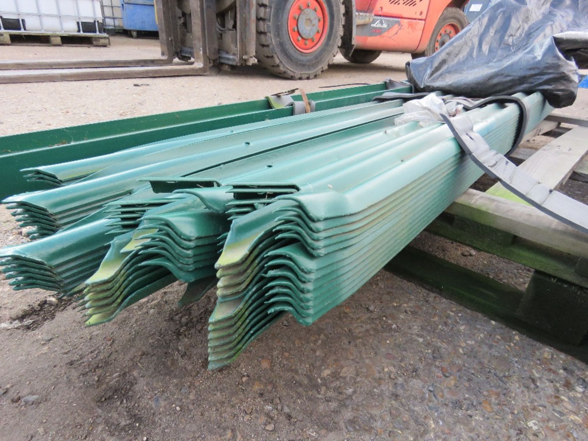 PALLET CONTAINING GREEN PALLISADE FENCING. 4 POSTS @ 2.73M HEIGHT PLUS PALINGS @ 1.95M PLUS SOME BOL - Image 7 of 7