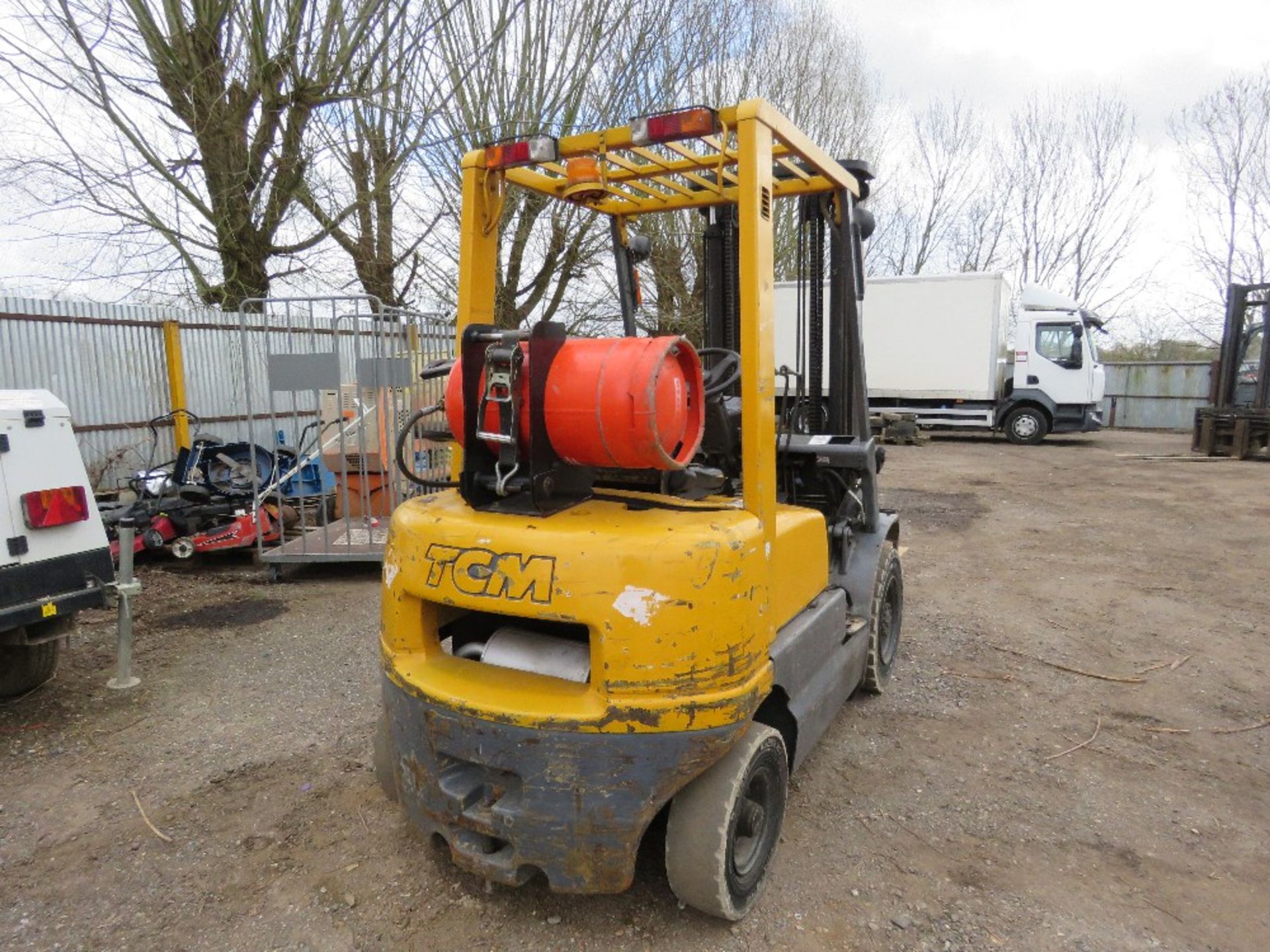 TCM FG20NST 2TONNE GAS POWERED FORKLIFT TRUCK, 8551REC HRS. 2.2M CLOSED MAST HEIGHT APPROX. WHEN TES - Image 3 of 12