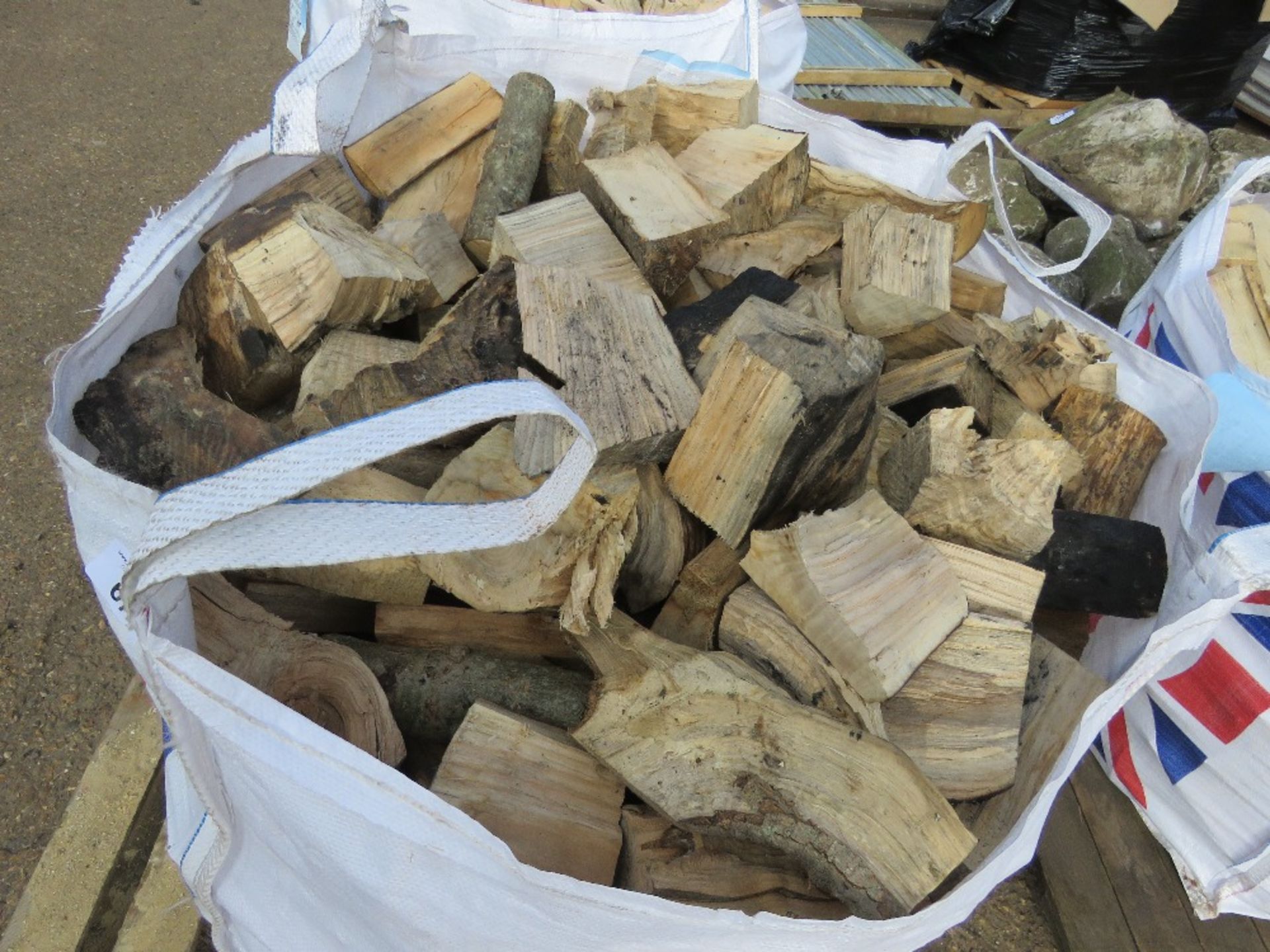 LARGE BULK BAG CONTAINING HARDWOOD FIREWOOD LOGS. ....THIS LOT IS SOLD UNDER THE AUCTIONEERS MARGIN