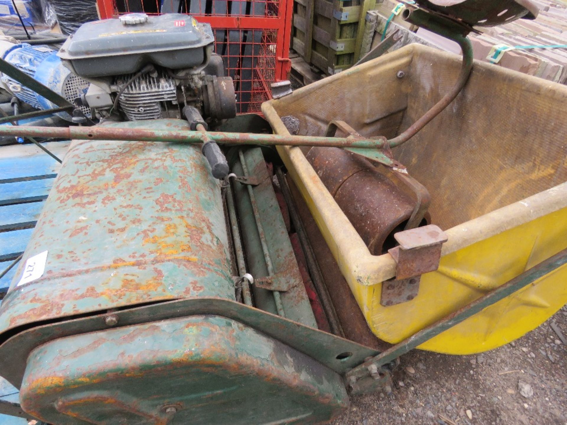 LARGE CYLINDER MOWER WITH SEAT AND COLLECTOR. KUBOTA GS300 ENGINE FITTED. - Image 6 of 6