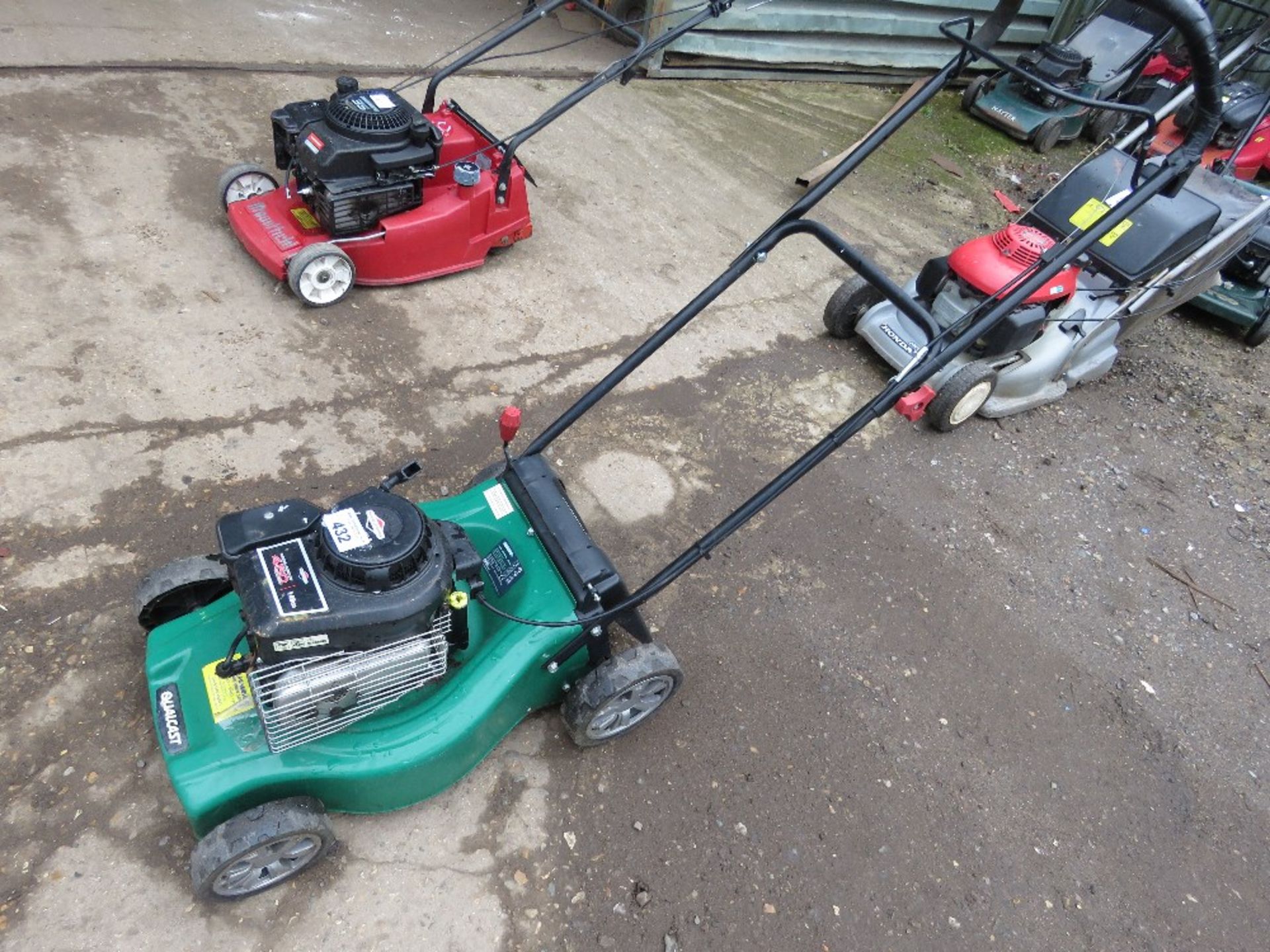PETROL LAWNMOWER NO COLLECTOR. THIS LOT IS SOLD UNDER THE AUCTIONEERS MARGIN SCHEME, THEREFORE N - Image 3 of 4