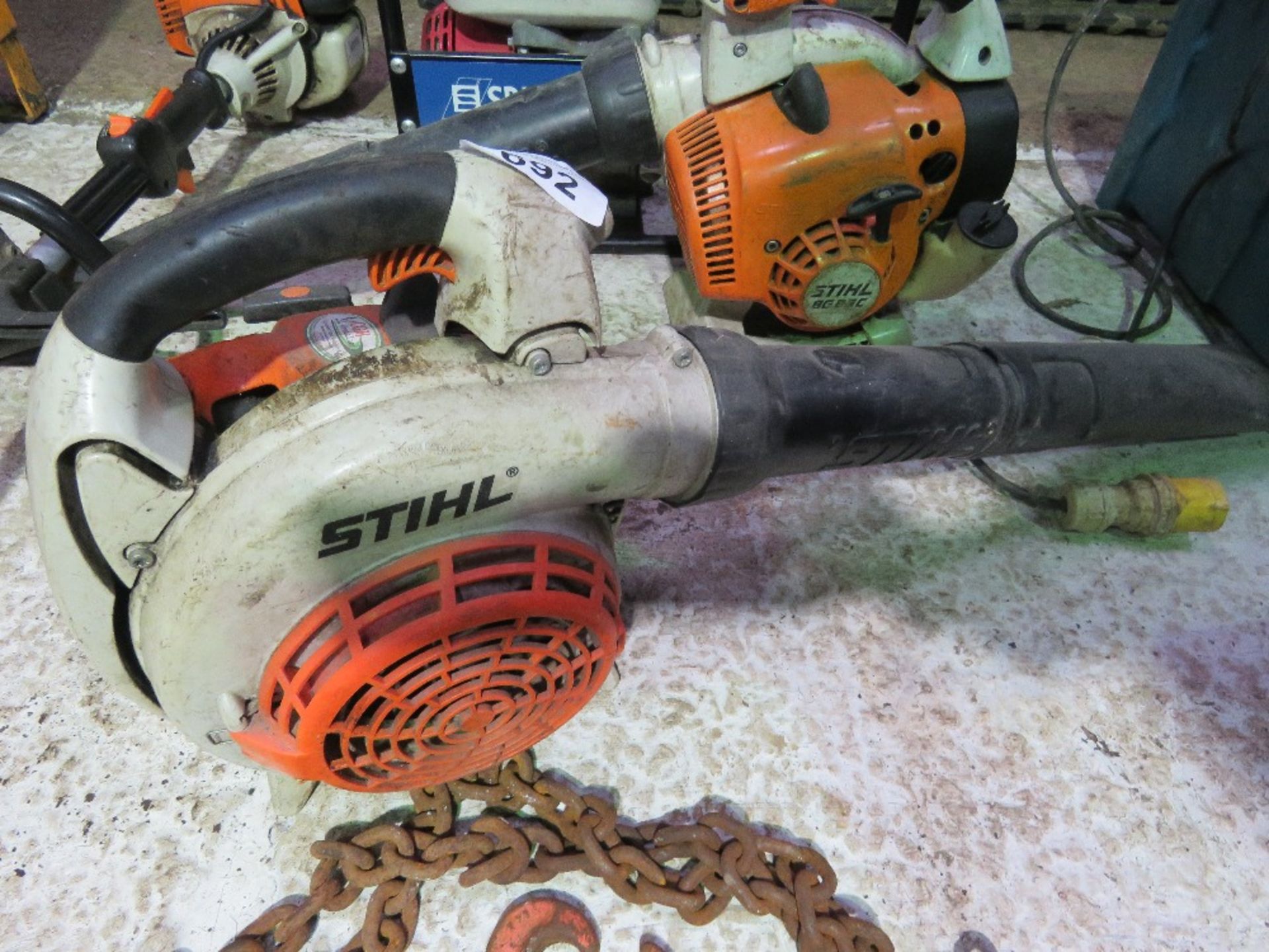 STIHL HAND HELD LEAF BLOWER. THIS LOT IS SOLD UNDER THE AUCTIONEERS MARGIN SCHEME, THEREFORE NO V - Image 2 of 3