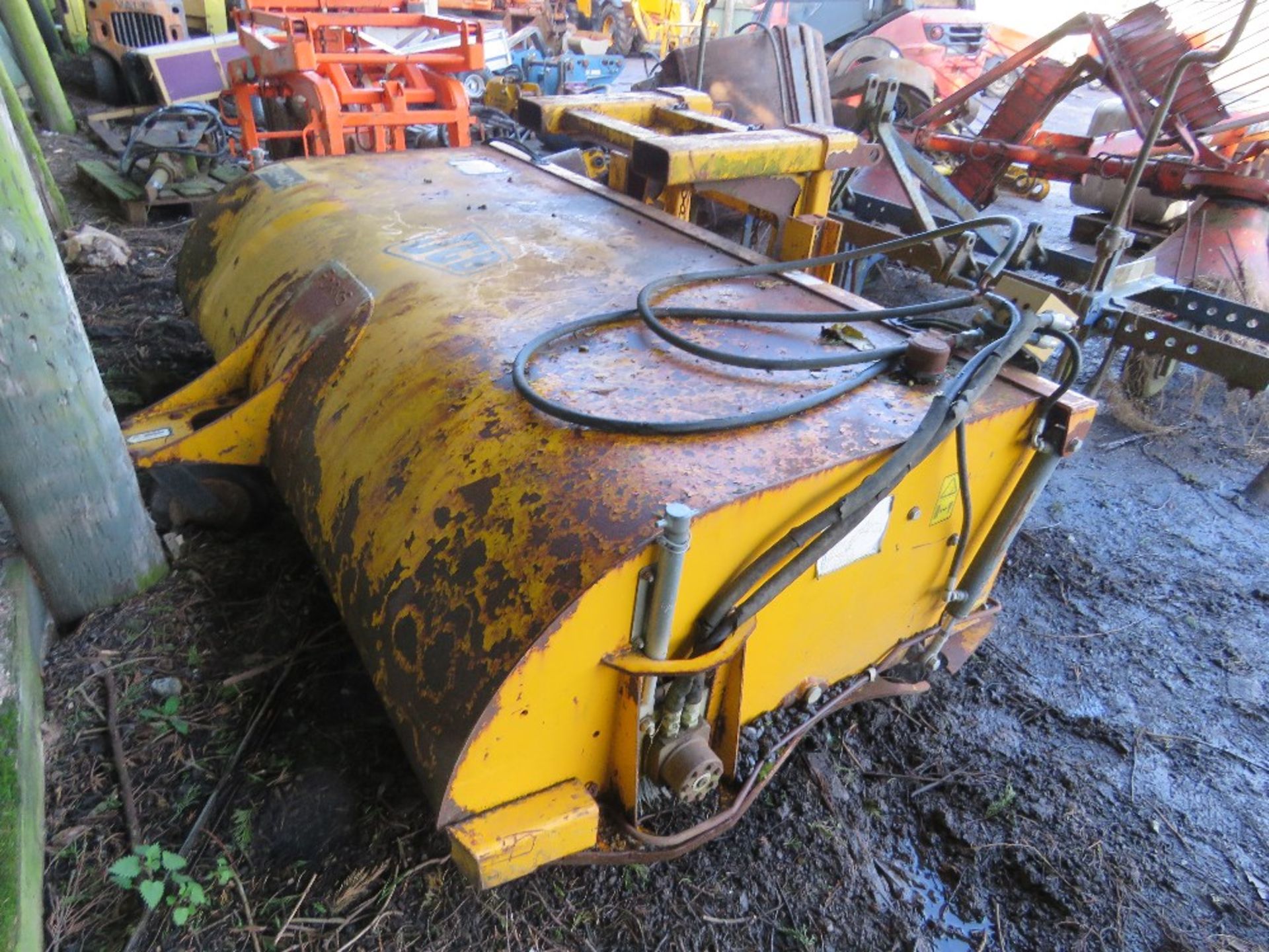 JCB240 HYDRAULIC DRIVEN FORKLIFT MOUNTED BRUSH WITH COLLECTOR BOX. 8FT WIDE APPROX. - Image 3 of 7