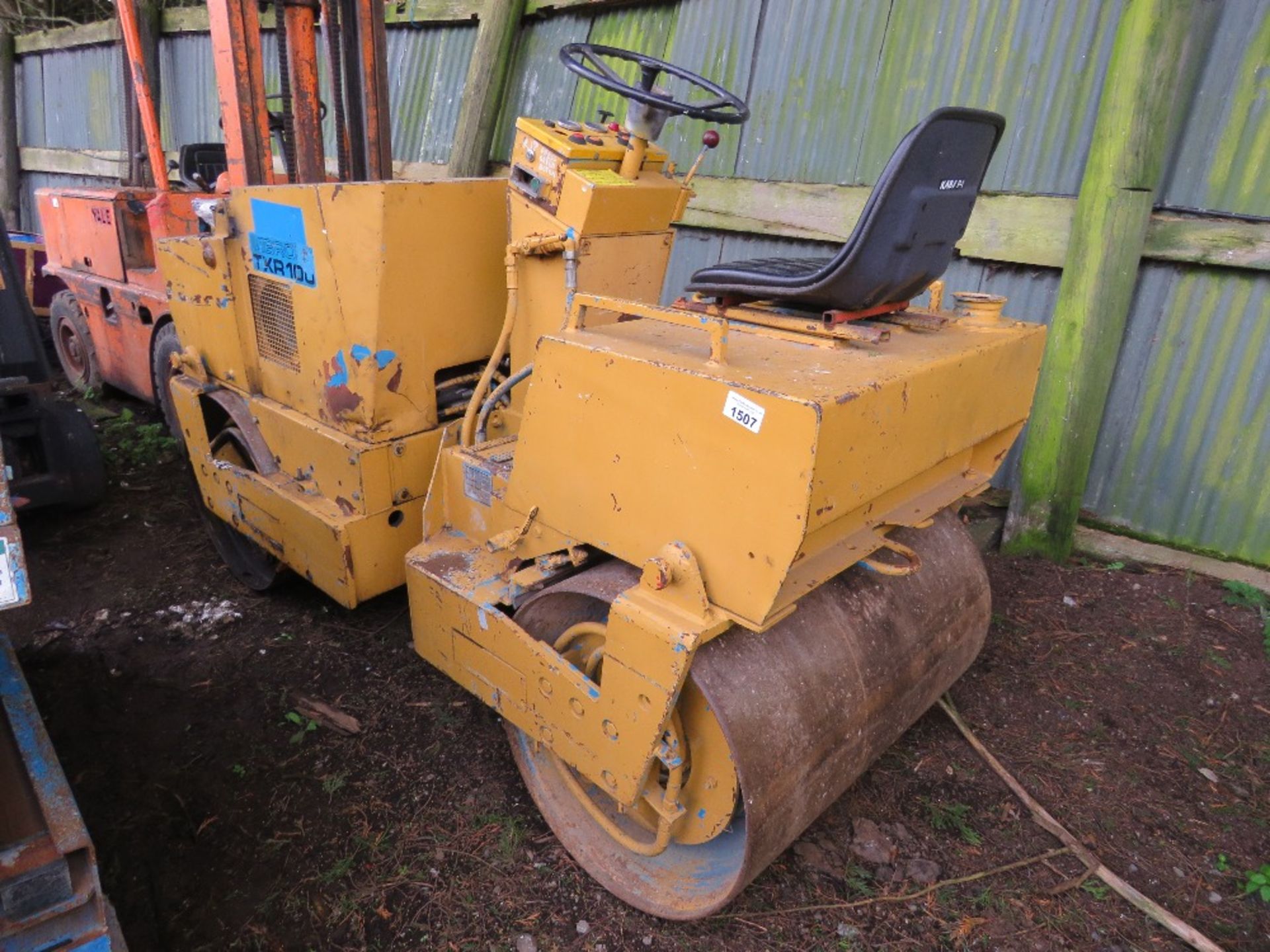 VIBROLL TXR100 RIDE ON DOUBLE DRUM ROLLER, EX SPORTS CLUB. WHEN TESTED WAS SEEN TO RUN AND DRIVE...S - Image 3 of 7