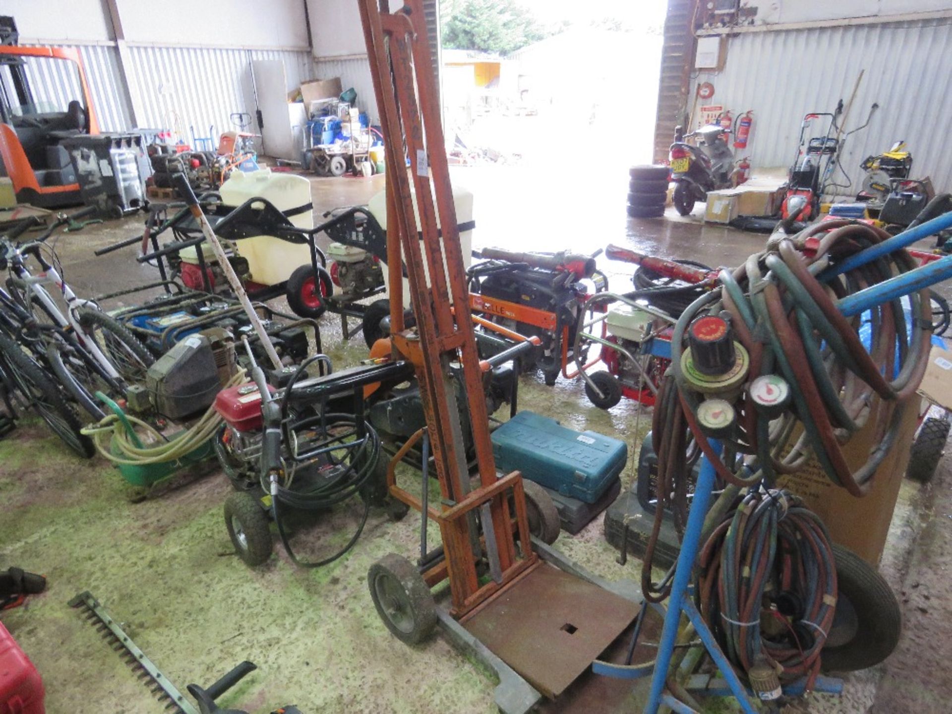 HAND OPERATED BARROW HOIST UNIT.....THIS LOT IS SOLD UNDER THE AUCTIONEERS MARGIN SCHEME, THEREFORE