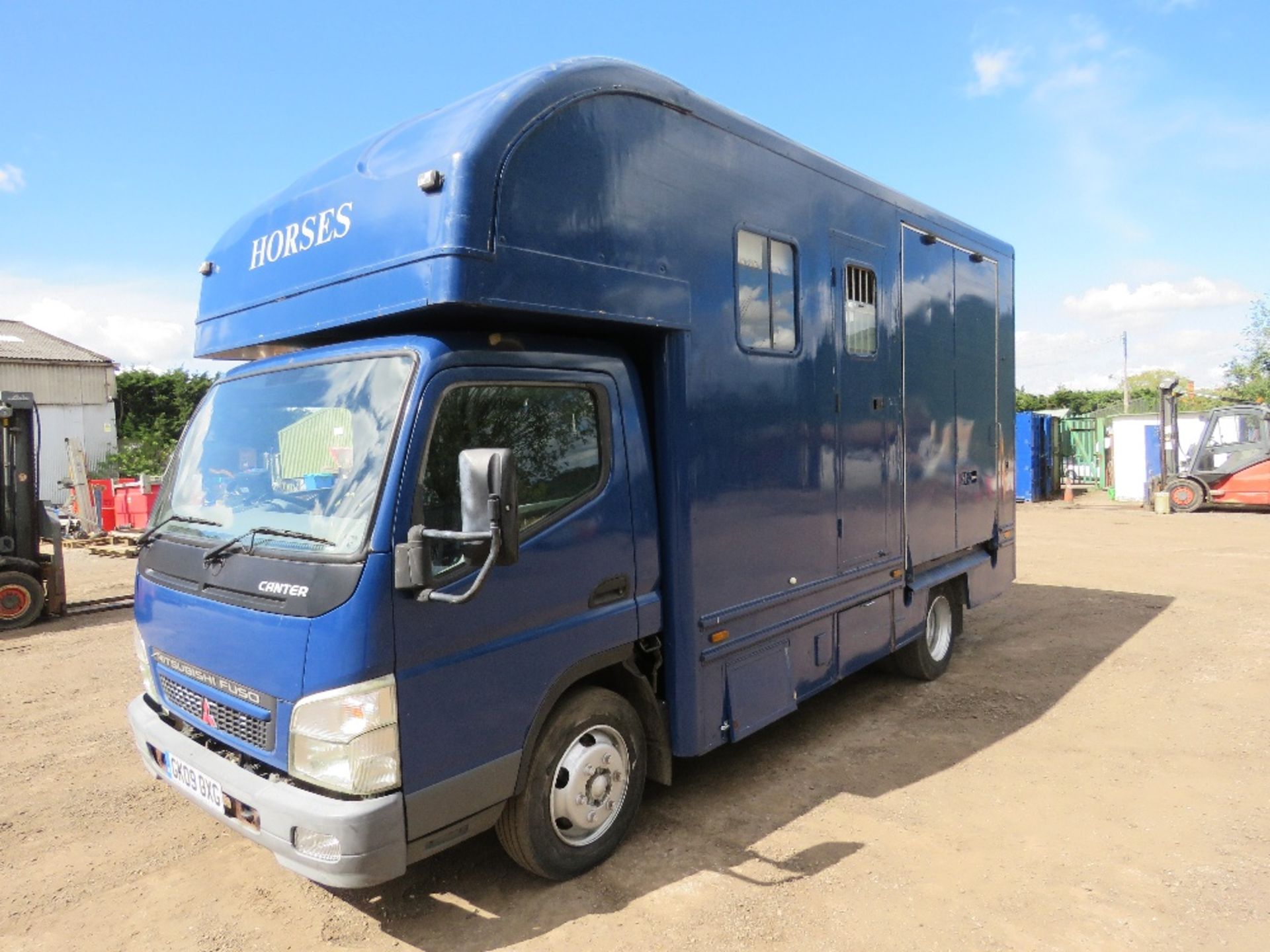 MITSUBISHI CANTER HORSE BOX LORRY REG:GK09 OXG. V5 AND PLATING CERTIFICATE IN OFFICE. MOT EXPIRED. - Bild 5 aus 24