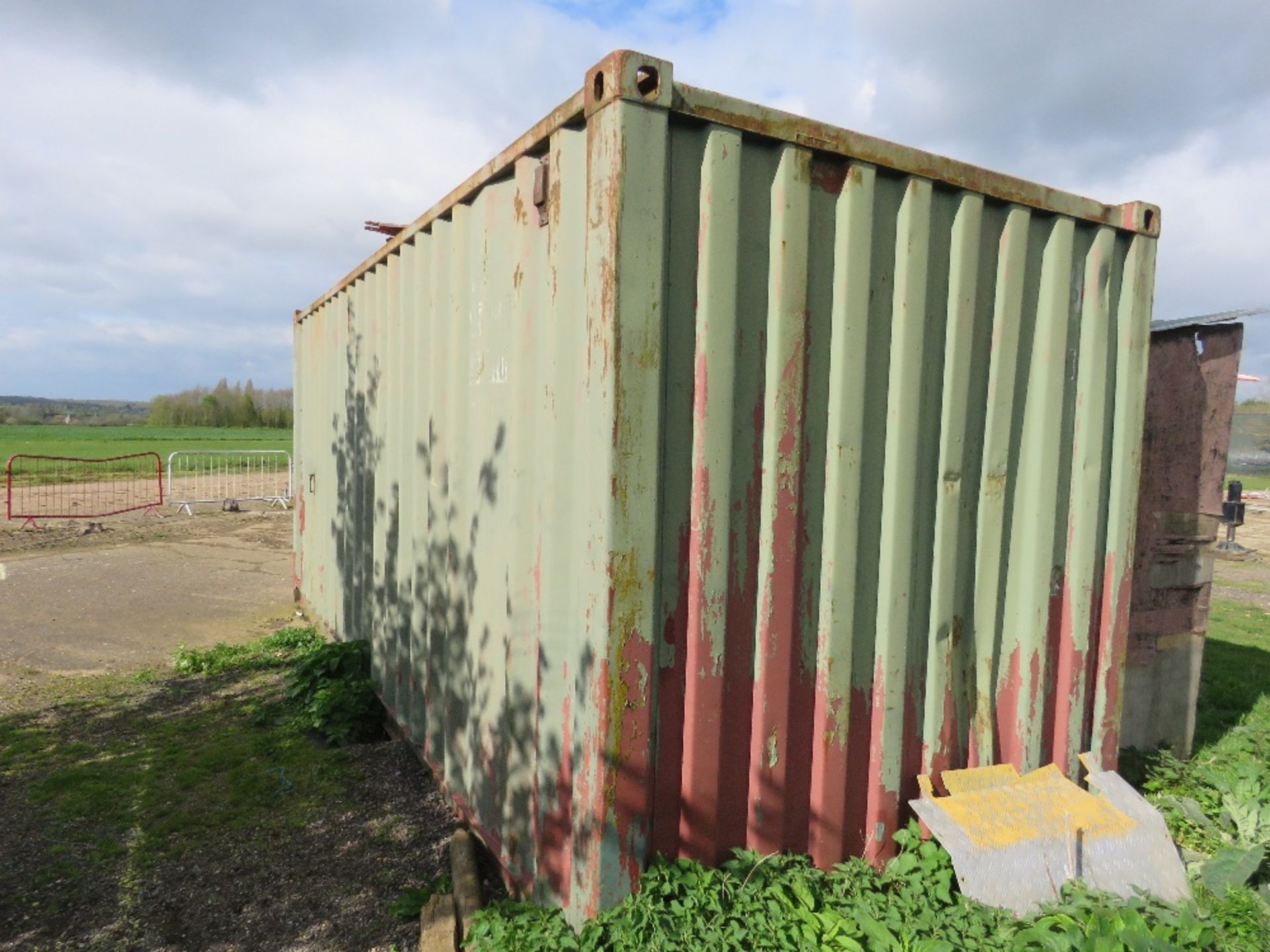 SECURE 20FT SHIPPING CONTAINER WITH LOCKBOX. UNLOCKED AND EMPTY. APPEARED SOUND AND DRY. BEING SOLD - Image 7 of 7