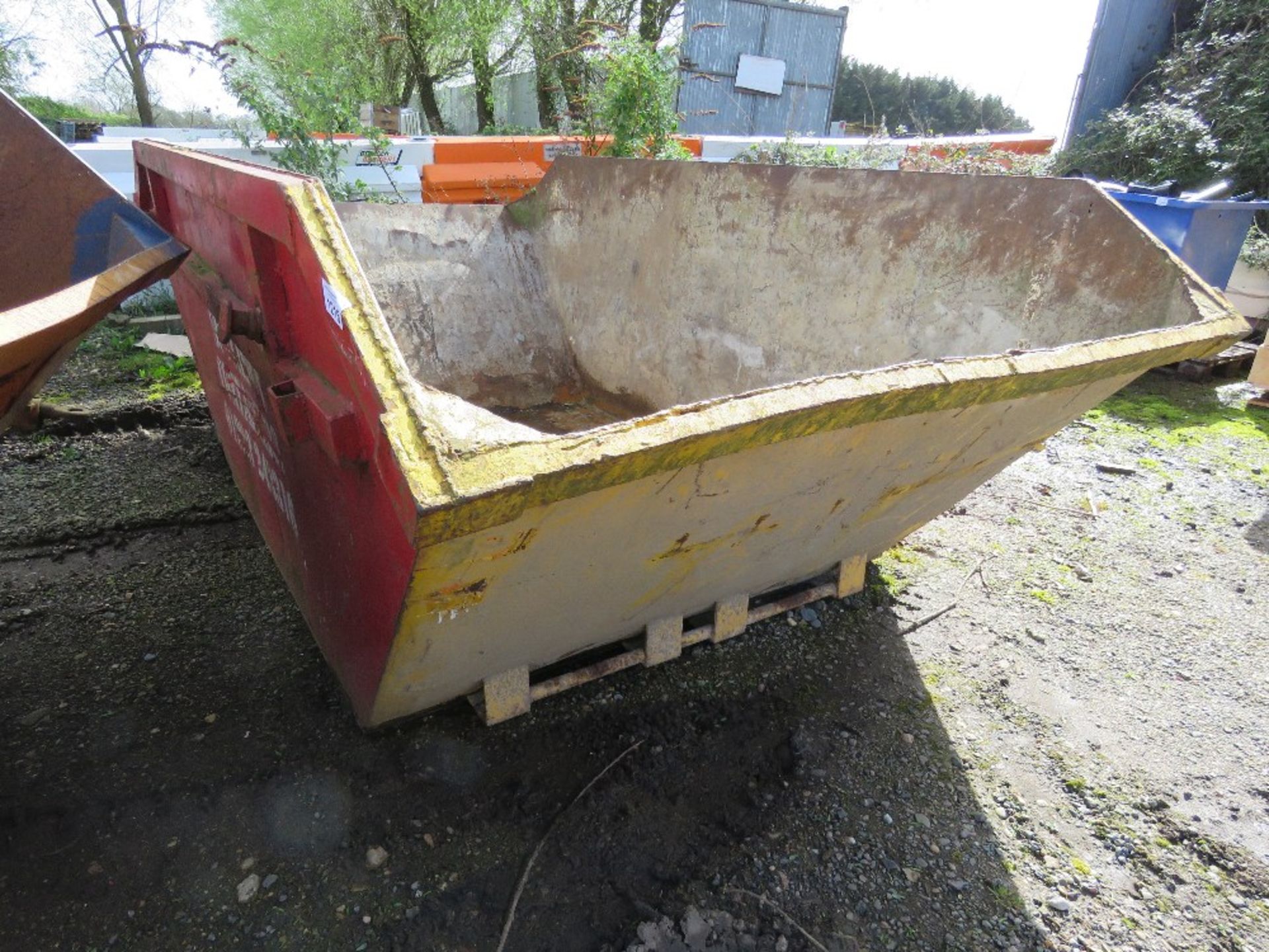 6 YARD SIZED CHAIN LIFT SKIP. ....THIS LOT IS SOLD UNDER THE AUCTIONEERS MARGIN SCHEME, THEREFORE NO - Image 2 of 4