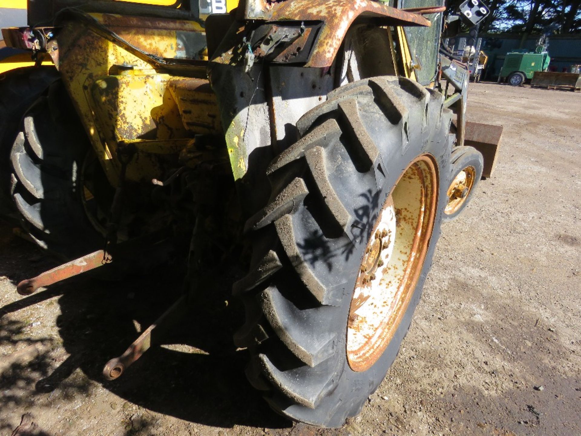 INTERNATIONAL 2WD TRACTOR WITH TRIMA 910 POWER LOADER. REG:FGV 220T (LOG BOOK TO APPLY FOR). WHEN TE - Image 10 of 16