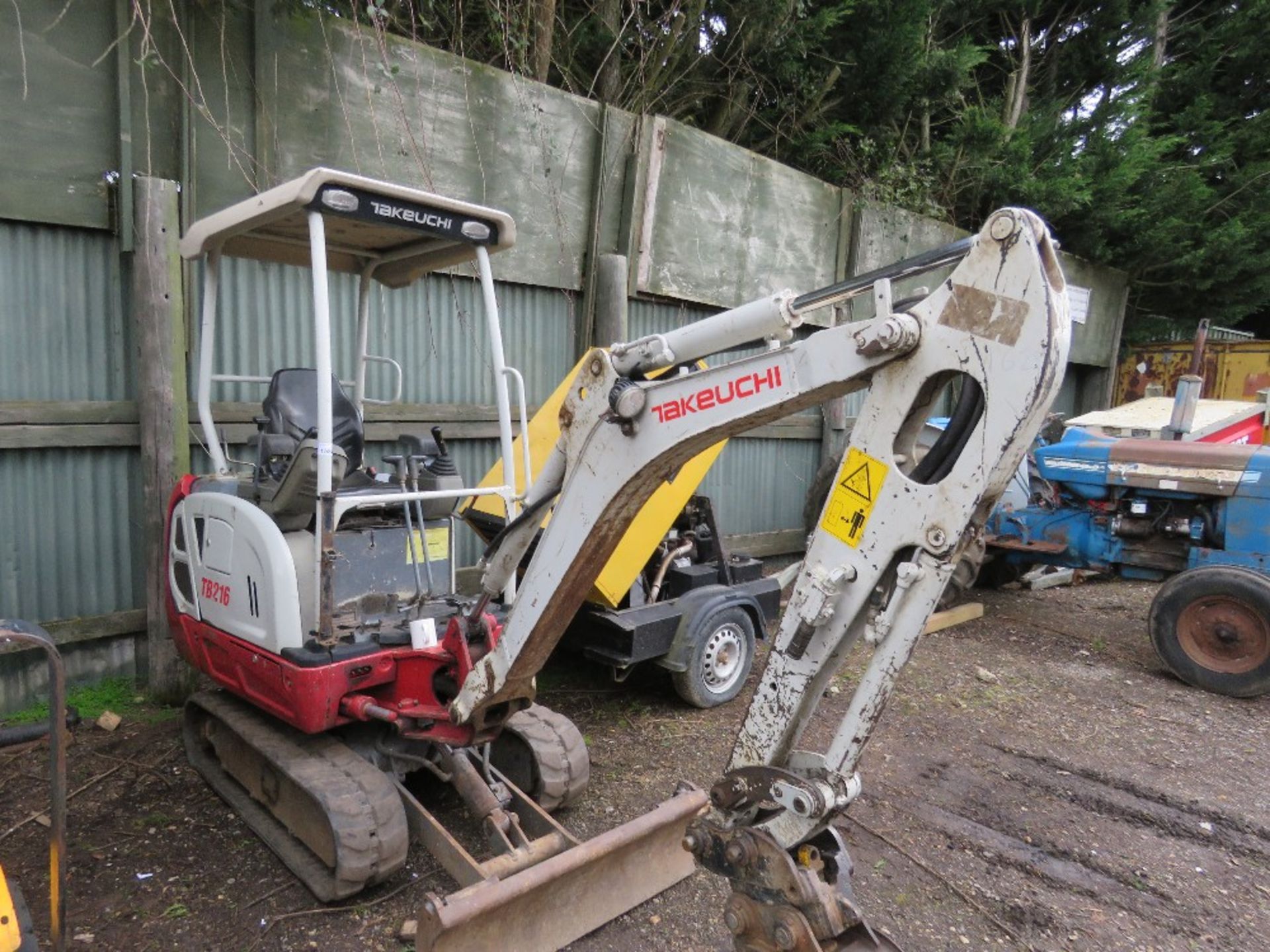 TAKEUCHI TB216 RUBBER TRACKED MINI EXCAVATOR YEAR 2020 BUILD. WITH ONE BUCKET, EXPANDING TRACKS SN