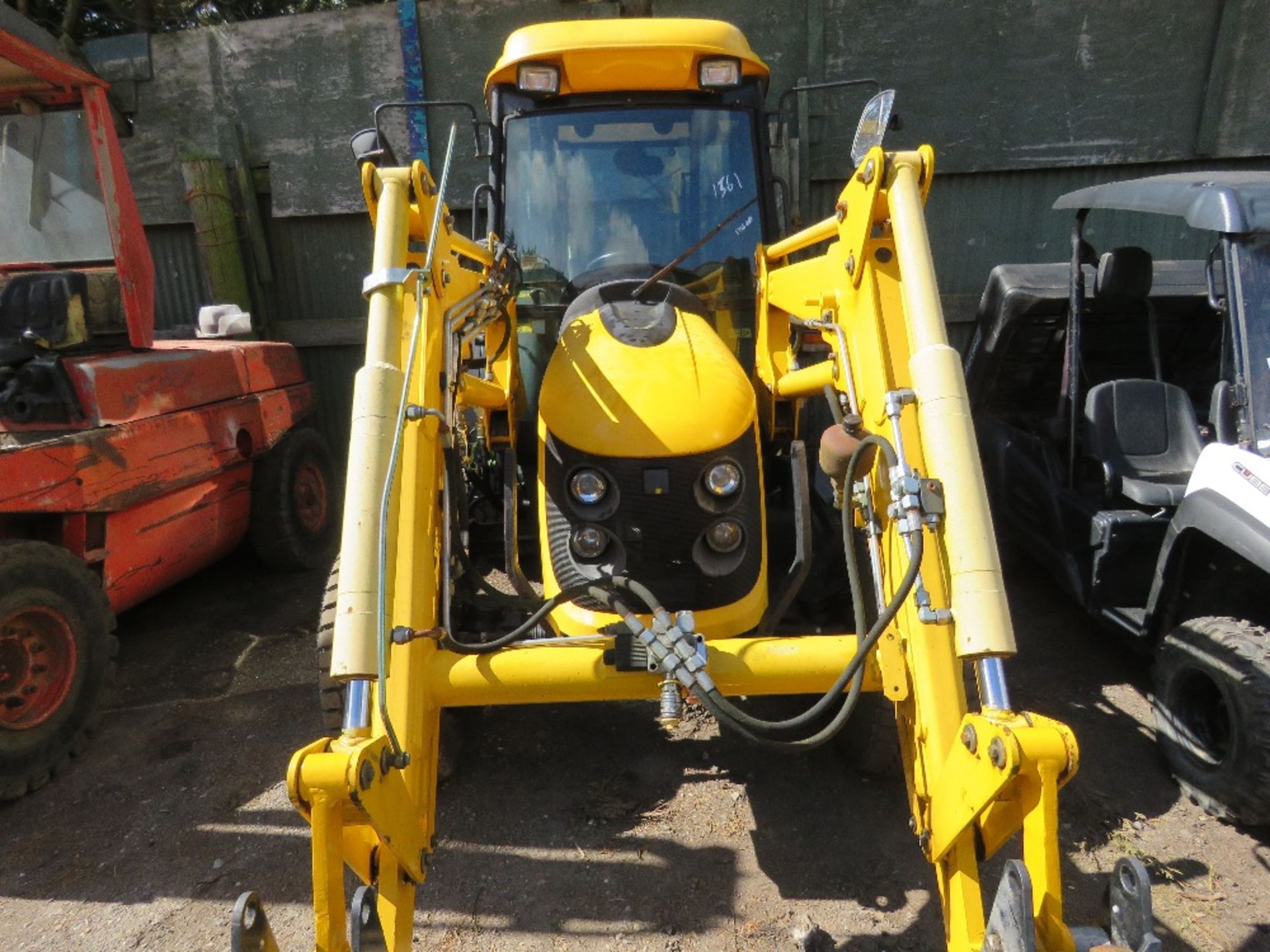 JCB 354 4WD 50HP TRACTOR WITH POWER LOADER ON GRASS TYRES REG:LF57 FSY. YEAR 2008 APPROX WITH V5. 1 - Bild 5 aus 25