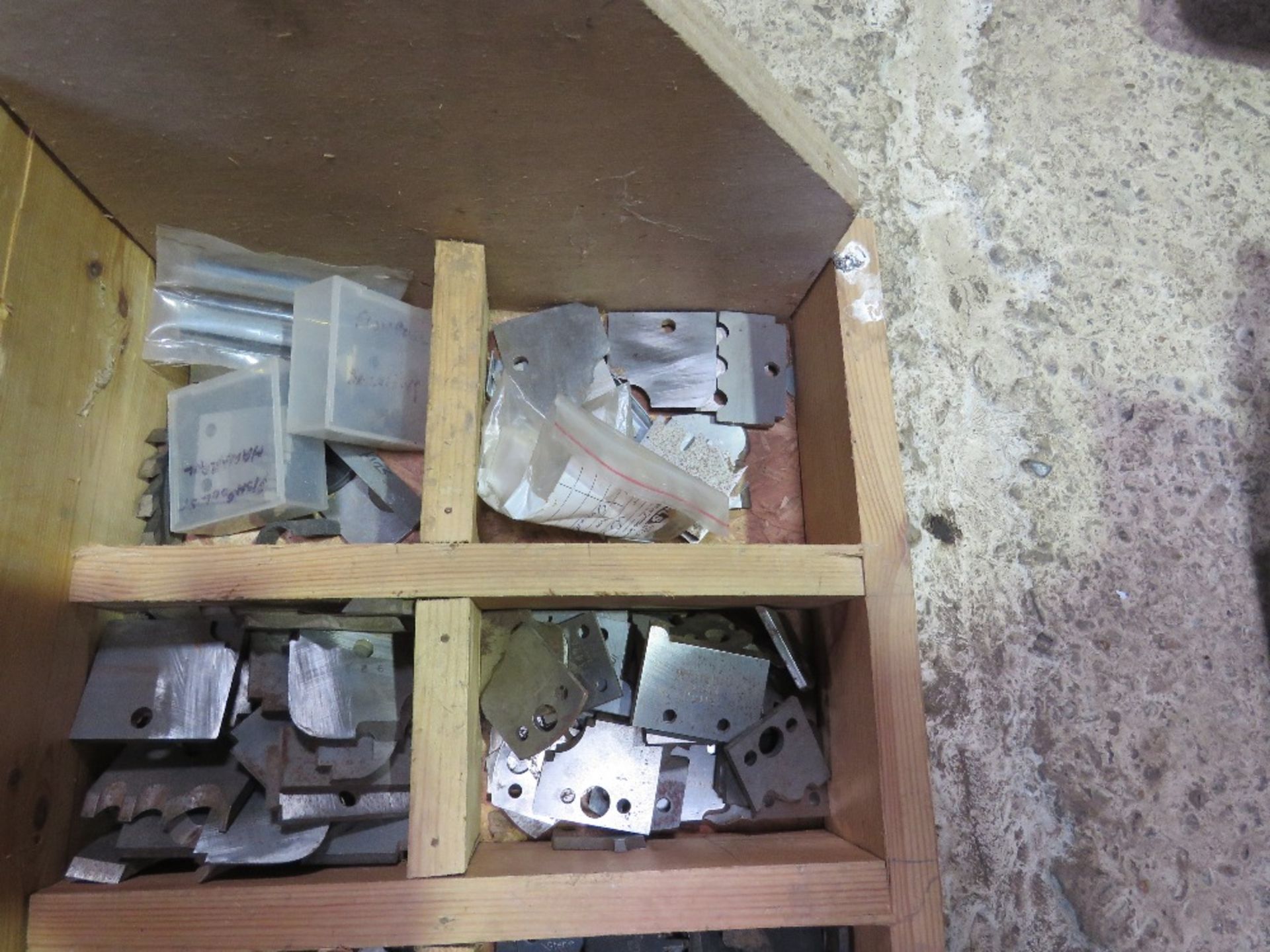 BOX OF ASSORTED SPINDLE MOULDER TOOLING ETC AS SHOWN. ....THIS LOT IS SOLD UNDER THE AUCTIONEERS MAR - Image 4 of 6
