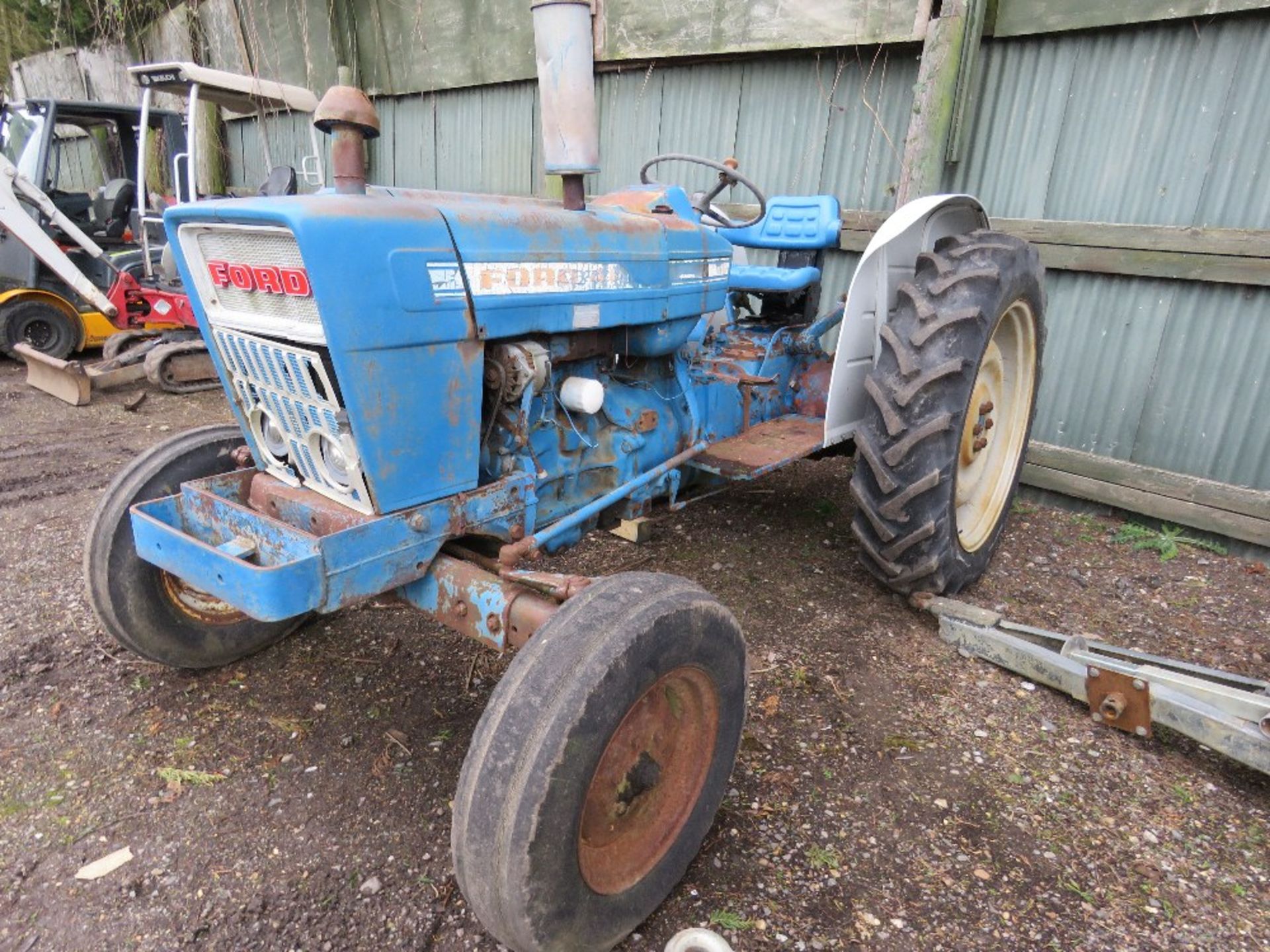 FORD 4000 CLASSIC 2WD TRACTOR.ORIGINALLY SUPPLIED BY SUSSEX TRACTORS. DIRECT FROM LOCAL COLLECTION. - Image 3 of 10