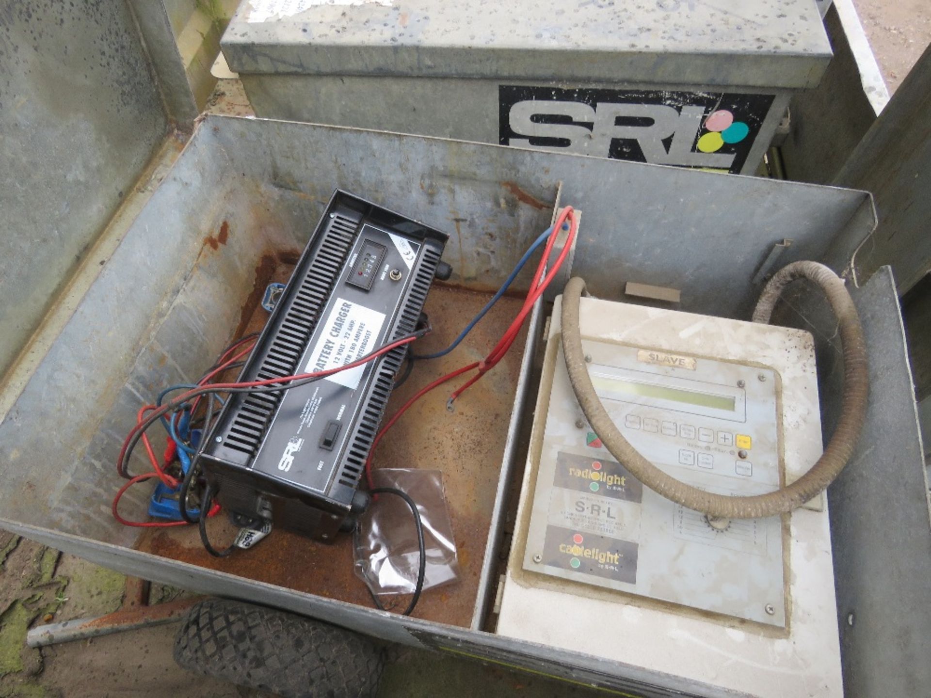 TRAFFIC LIGHT TRAILER AND LIGHTS (NO BATTERIES) INCLUDING A CHARGER UNIT. - Image 6 of 7