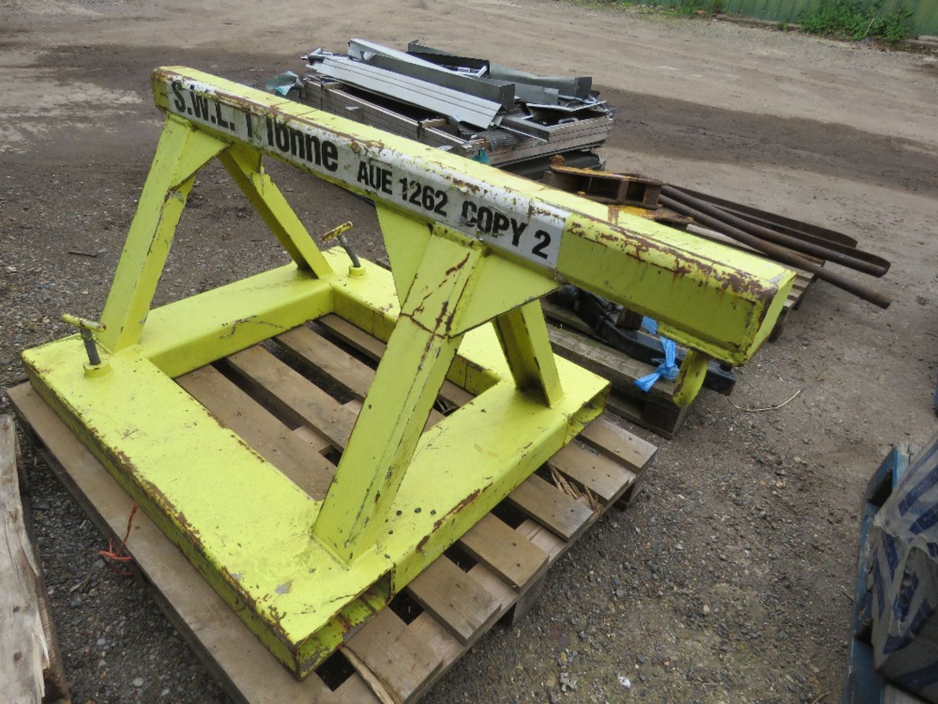 FORKLIFT CRANE JIB ATTACHMENT, 1 TONNE RATED.....THIS LOT IS SOLD UNDER THE AUCTIONEERS MARGIN SCHEM - Image 2 of 4