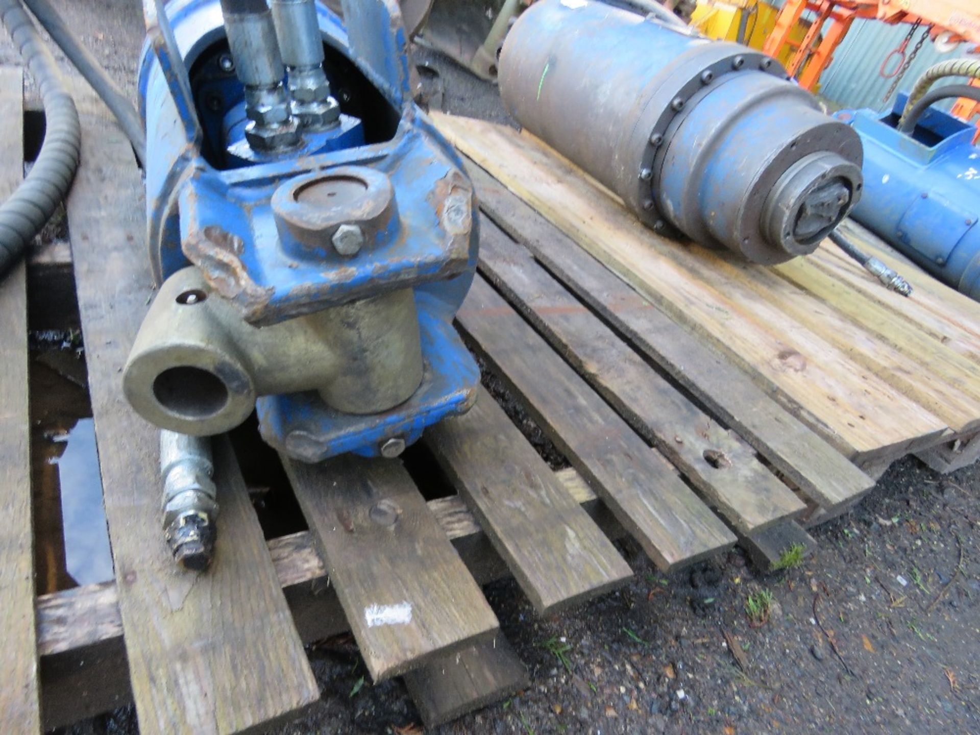 LARGE SIZED EXCAVATOR MOUNTED AUGER DRIVE HEAD. 75MM SQUARE DRIVE HEAD, 45MM TOP PIN SIZE APPROX. - Image 4 of 4