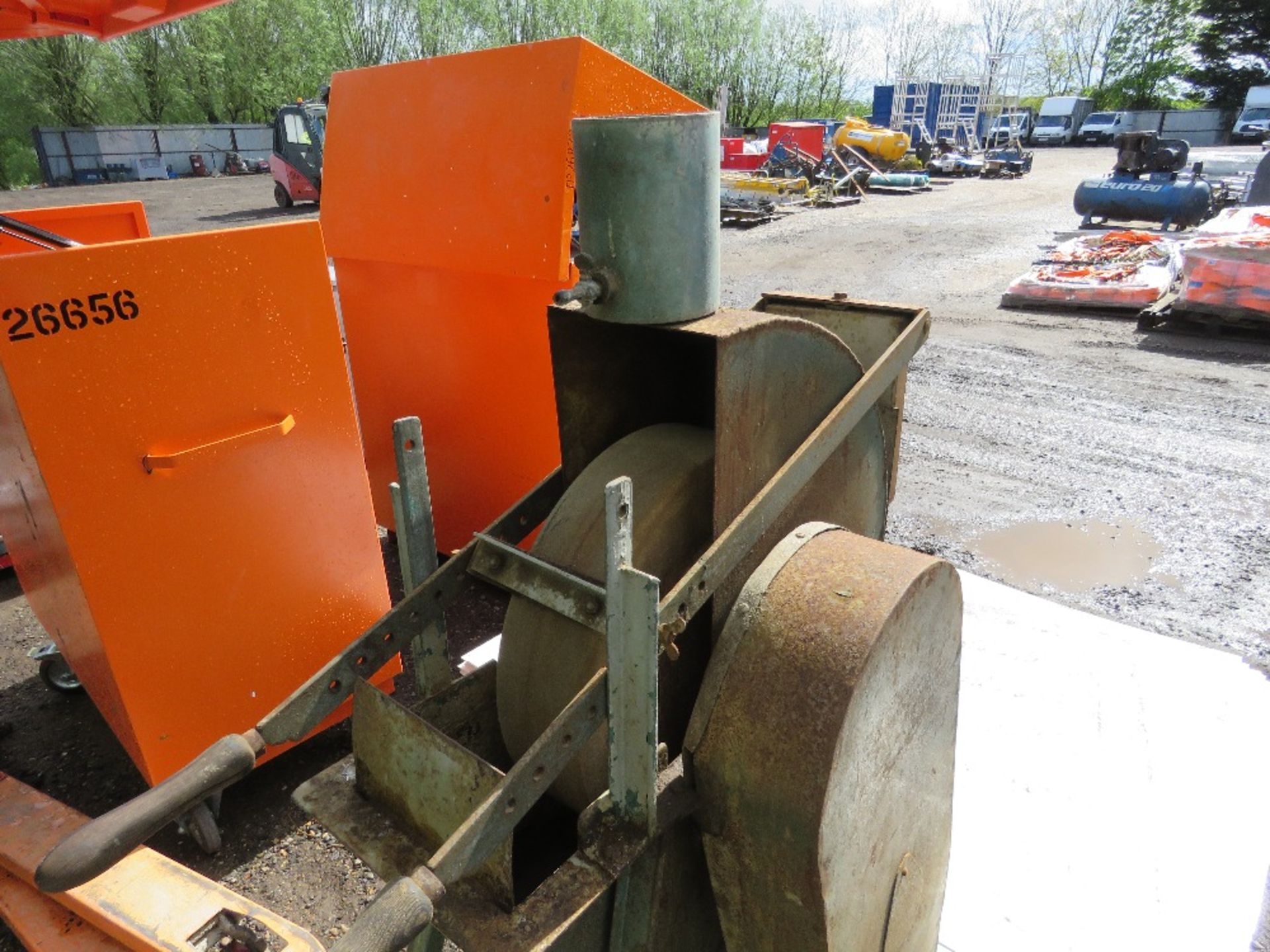 STONE GRINDER / SHARPENER, EX MOD. ....THIS LOT IS SOLD UNDER THE AUCTIONEERS MARGIN SCHEME, THEREFO - Image 4 of 5