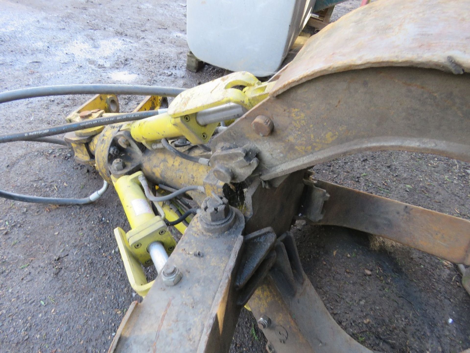 EXCAVATOR MOUNTED 5 TINE SCRAP GRAB WITH ROTATOR ON 65MM PINS, RAMS DONE LITTLE WORK SINCE REFURBISH - Image 4 of 6