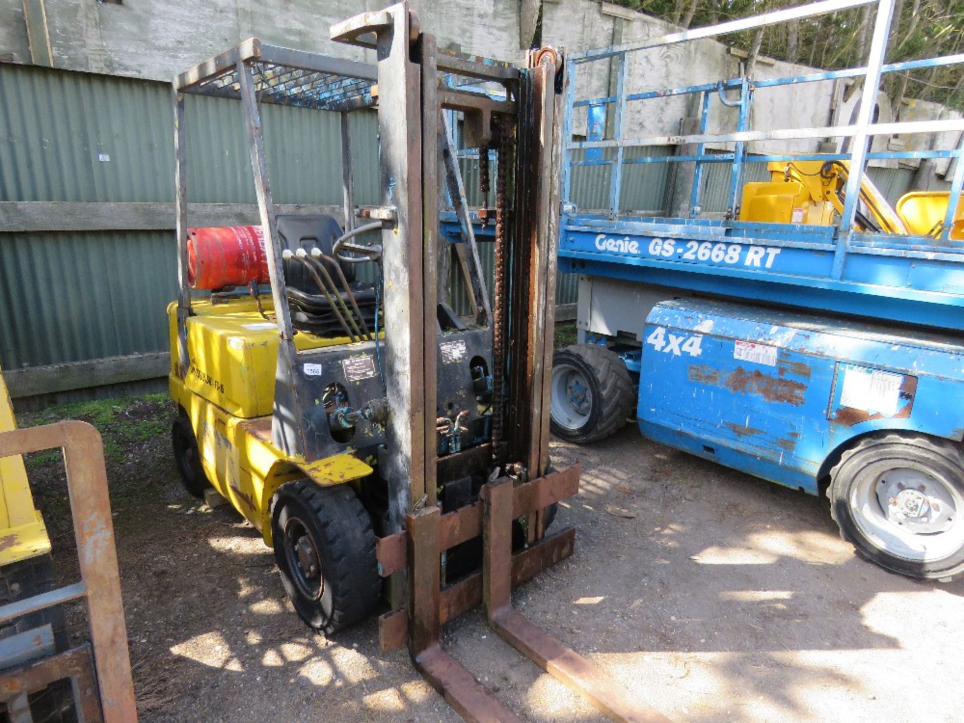 MITSUBISHI FG15 GAS POWERED FORKLIFT. WHEN TESTED WAS SEEN TO START AND RUN BRIEFLY BUT CUTTING OUT. - Image 2 of 9