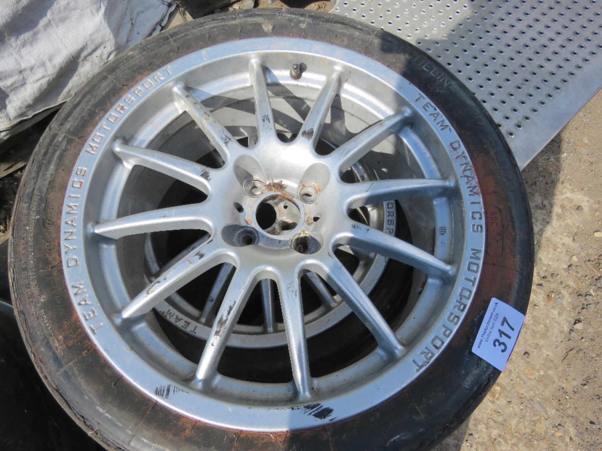 SET OF 4NO TEAM DYNAMICS MOTORSPORT RACING WHEELS AND TYRES, PREVIOUSLY USED ON AN ALFA ROMEO 33 RA - Image 6 of 8