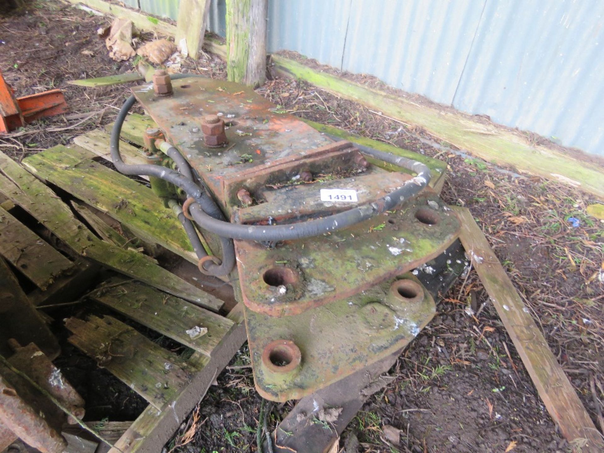 LARGE SIZED EXCAVATOR MOUNTED BREAKER. DIRECT FROM LOCAL SMALLHOLDING. THIS LOT IS SOLD UNDER THE - Image 2 of 4