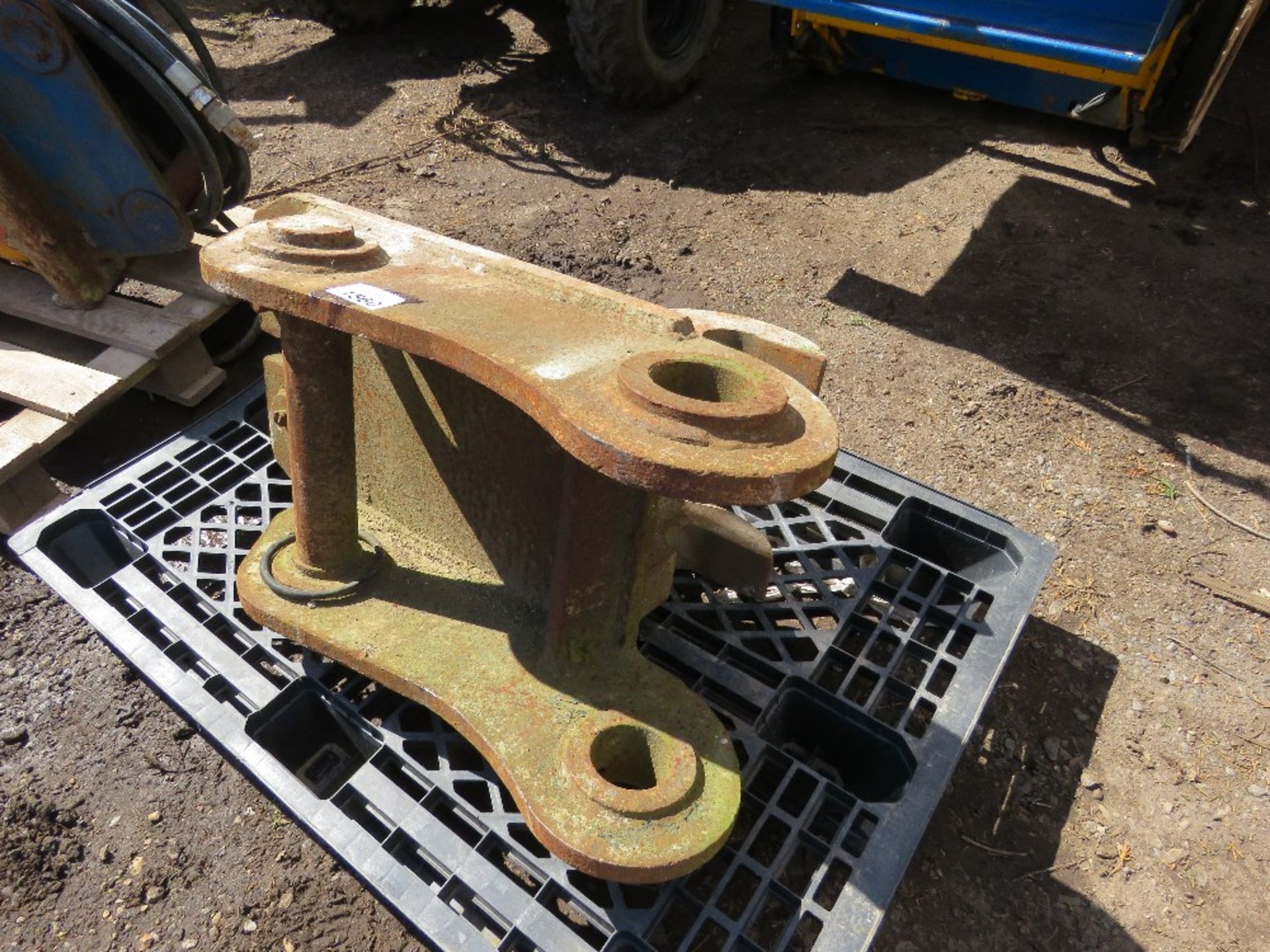 SPECIALIST EXCAVATOR MOUNTED ADAPTOR HITCH ASSEMBLY, 80MM TOP PINS, 65MM BOTTOM HOOKS APPROX. - Image 2 of 4