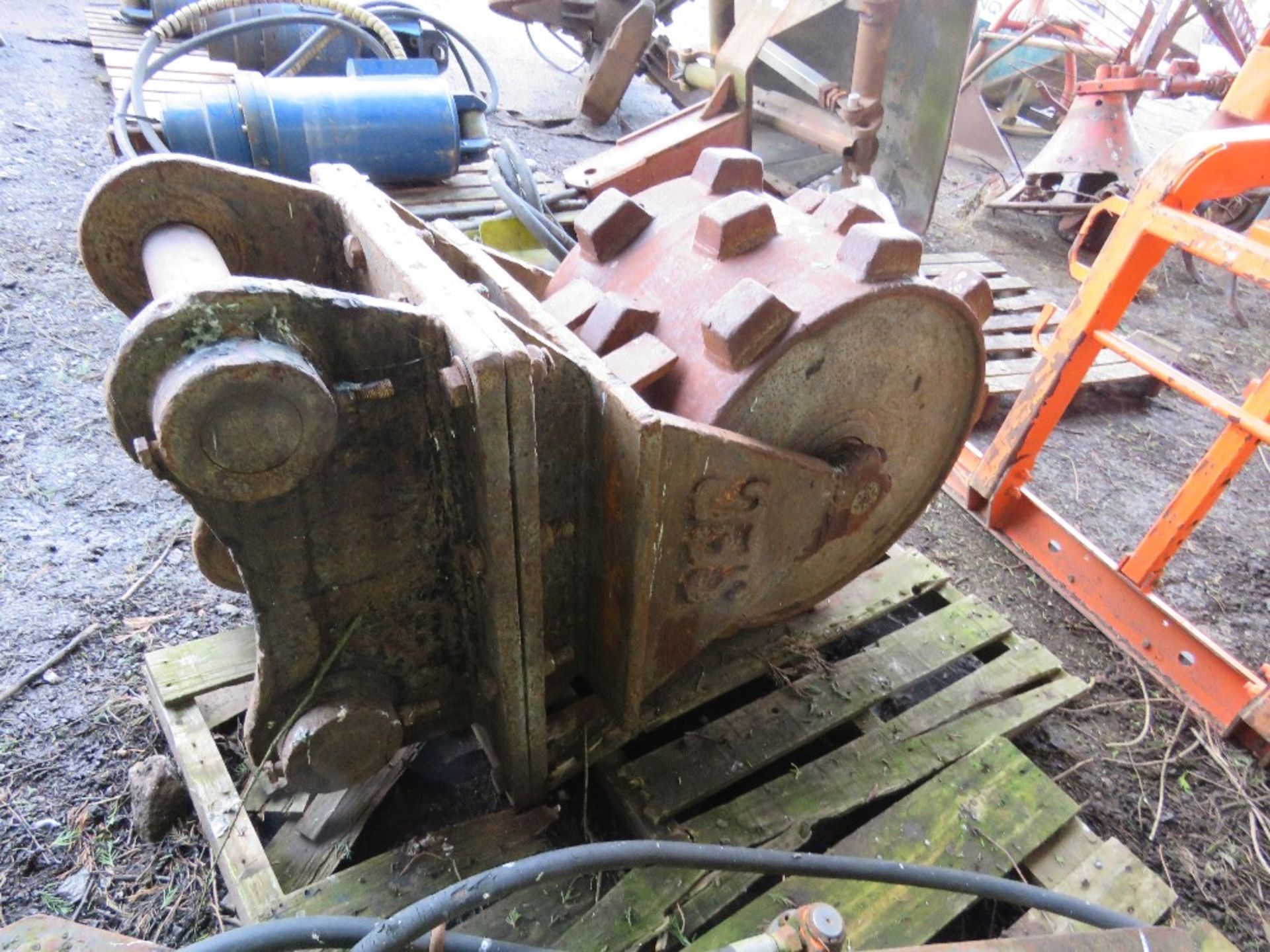 SEC EXCAVATOR MOUNTED SHEEPS FOOT COMPACTOR ROLLER ON 80MM PINS. - Image 3 of 4