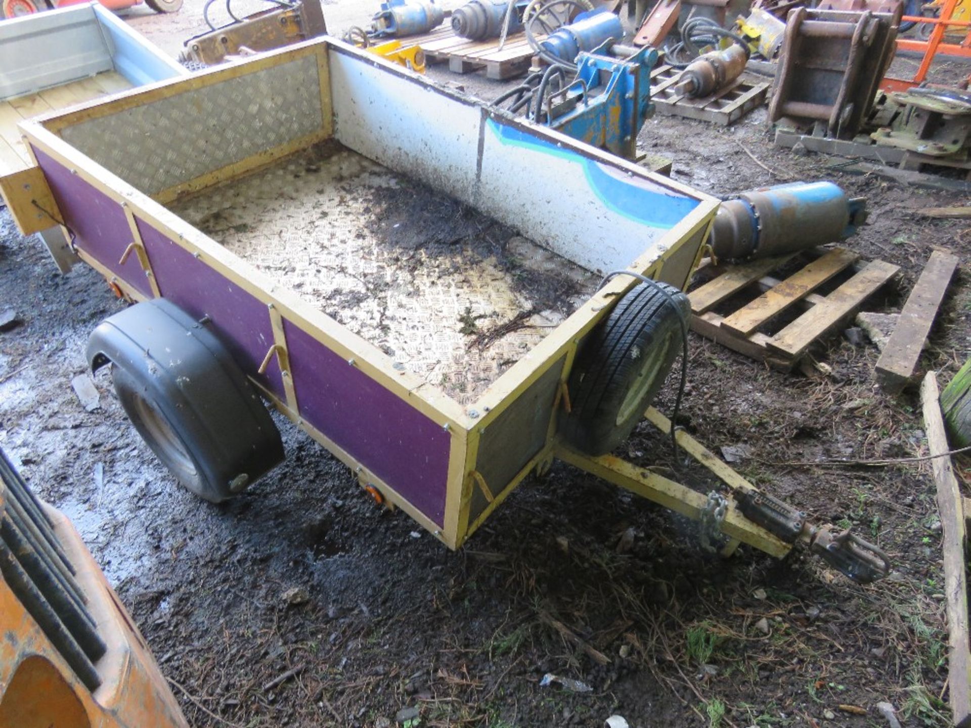 SINGLE AXLED CAR TRAILER 1.2M XX 1.7M APPROX. THIS LOT IS SOLD UNDER THE AUCTIONEERS MARGIN SCHEM - Image 3 of 6