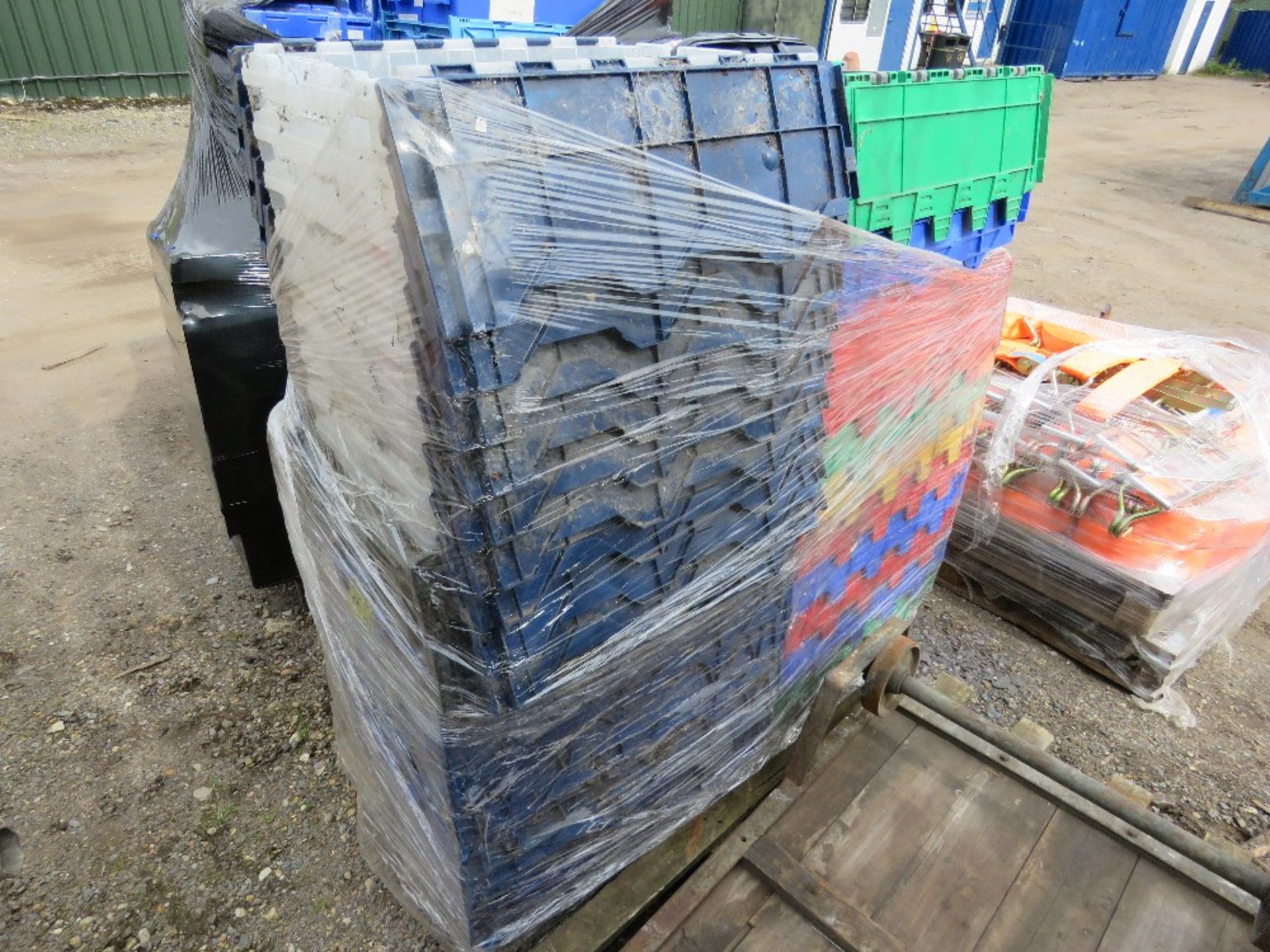 PALLET CONTAINING ASSORTED PLASTIC STORAGE CRATES.....THIS LOT IS SOLD UNDER THE AUCTIONEERS MARGIN - Image 3 of 4