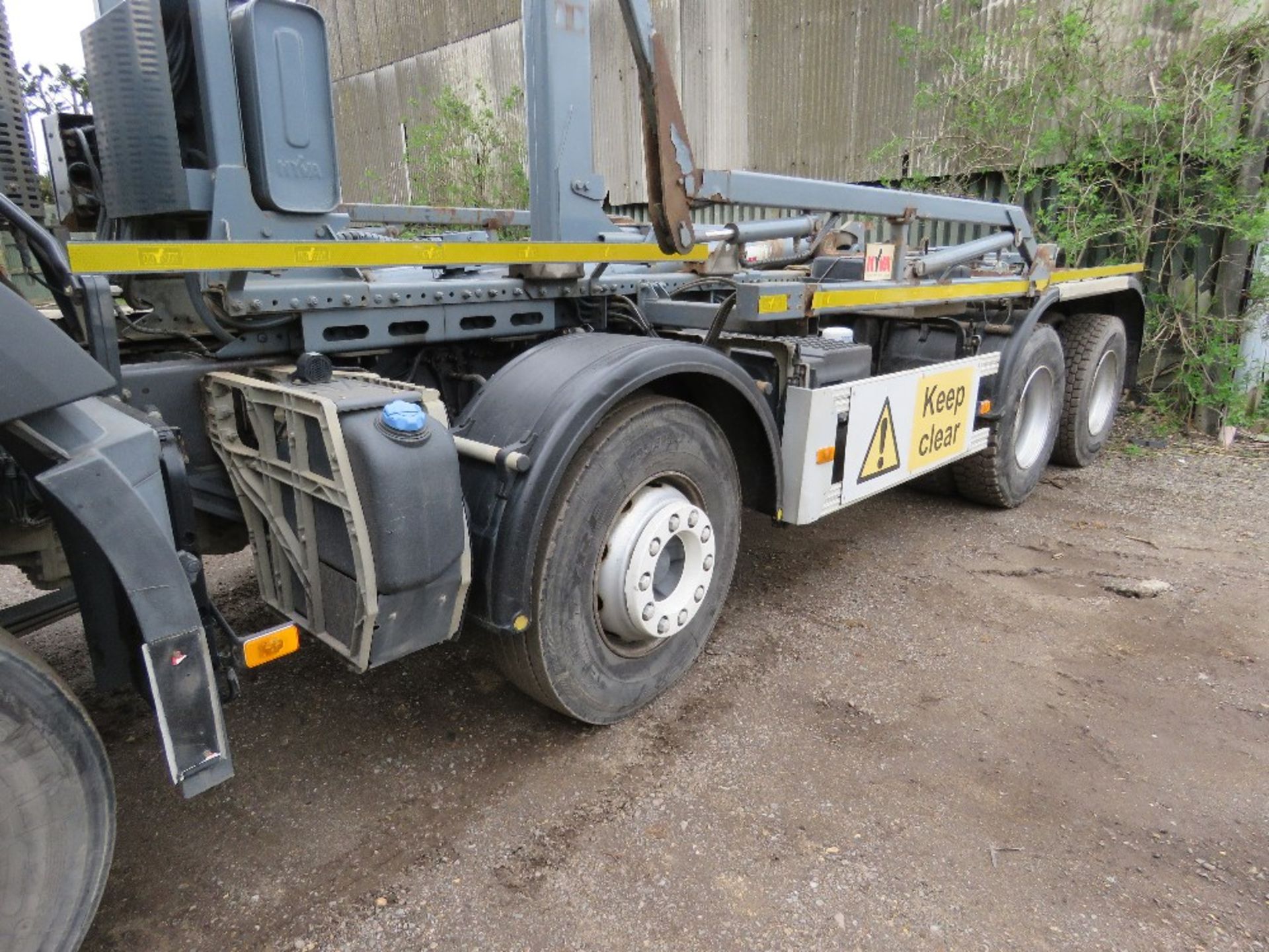 VOLVO FMX420 HOOK LOADER SKIP LORRY, 8X4 REG:GM17 FFV. WITH V5, OWNED BY VENDOR FROM NEW. DIRECT FR - Image 6 of 26