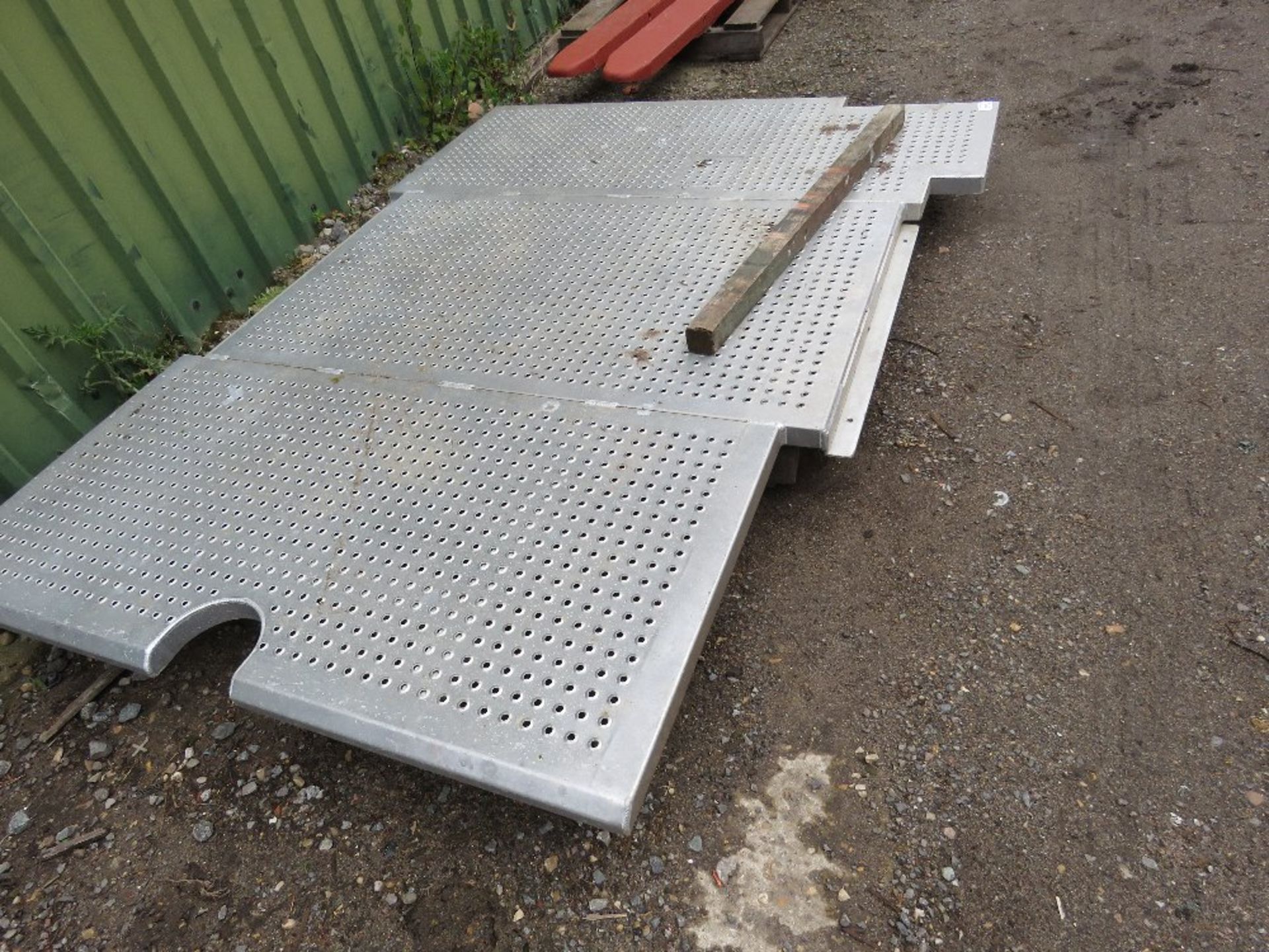 ALUMINIUM FLAT DECK FOR TRACTOR UNIT ETC, 1.75M X 2.4M MAXIMUM MEASUREMENT APPROX. - Image 3 of 3