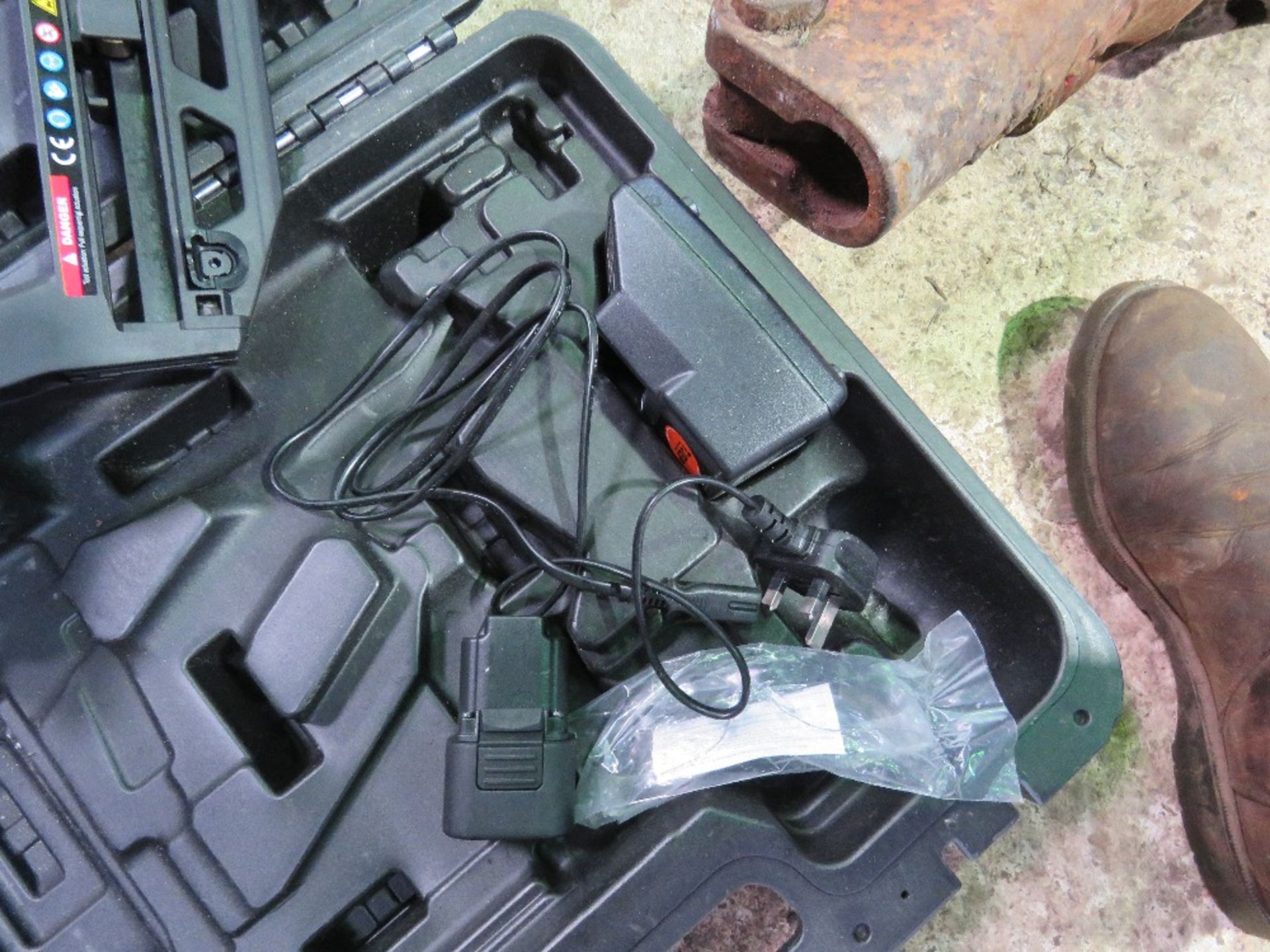 GAS NAILER GUN IN A CASE. - Image 3 of 4