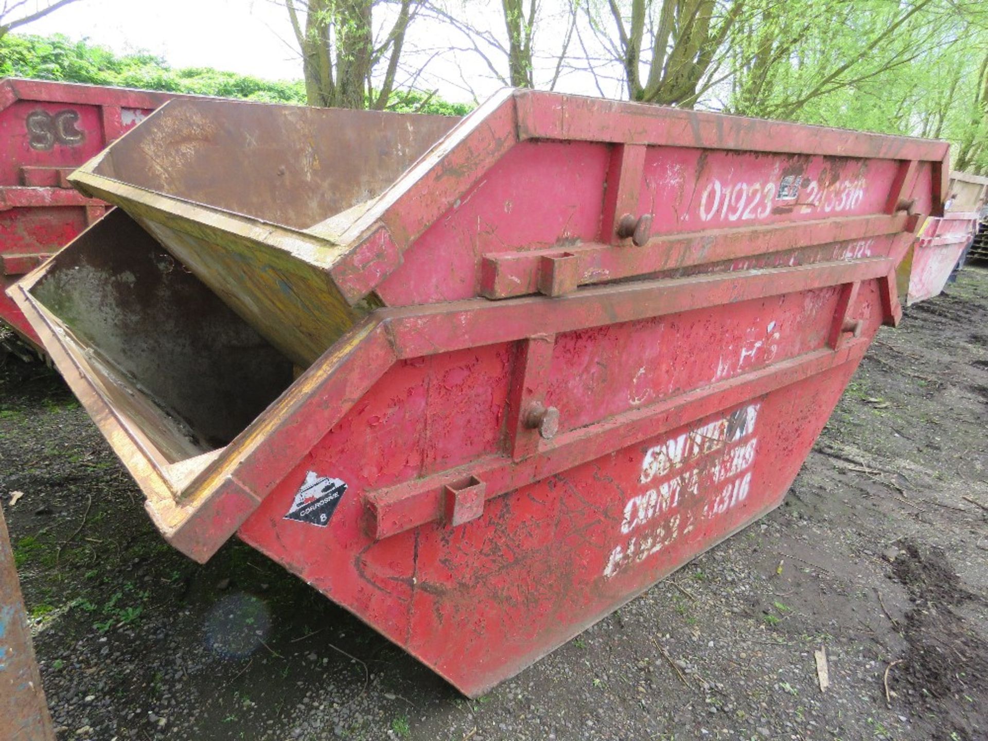 2NO CHAIN LIFT WASTE SKIPS, 8 YARD CAPACITY APPROX. SOURCED FROM COMPANY LIQUIDATION. - Image 2 of 5