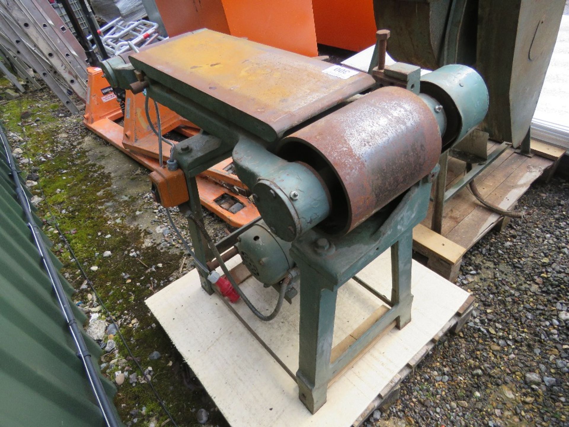 WORKSHOP BELT LINISHER.....THIS LOT IS SOLD UNDER THE AUCTIONEERS MARGIN SCHEME, THEREFORE NO VAT WI - Bild 2 aus 5