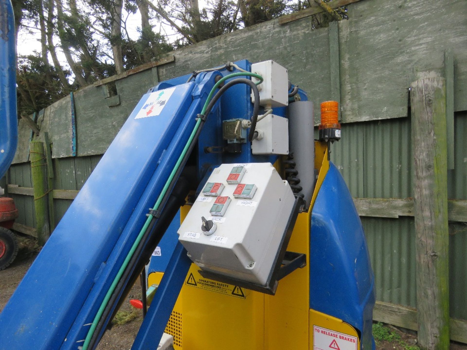 ABM ORION 1000 SELF PROPELLED 10 METRE MAST ACCESS LIFT UNIT WITH OUTRIGGERS YEAR 2001. SN:011006118 - Image 5 of 12