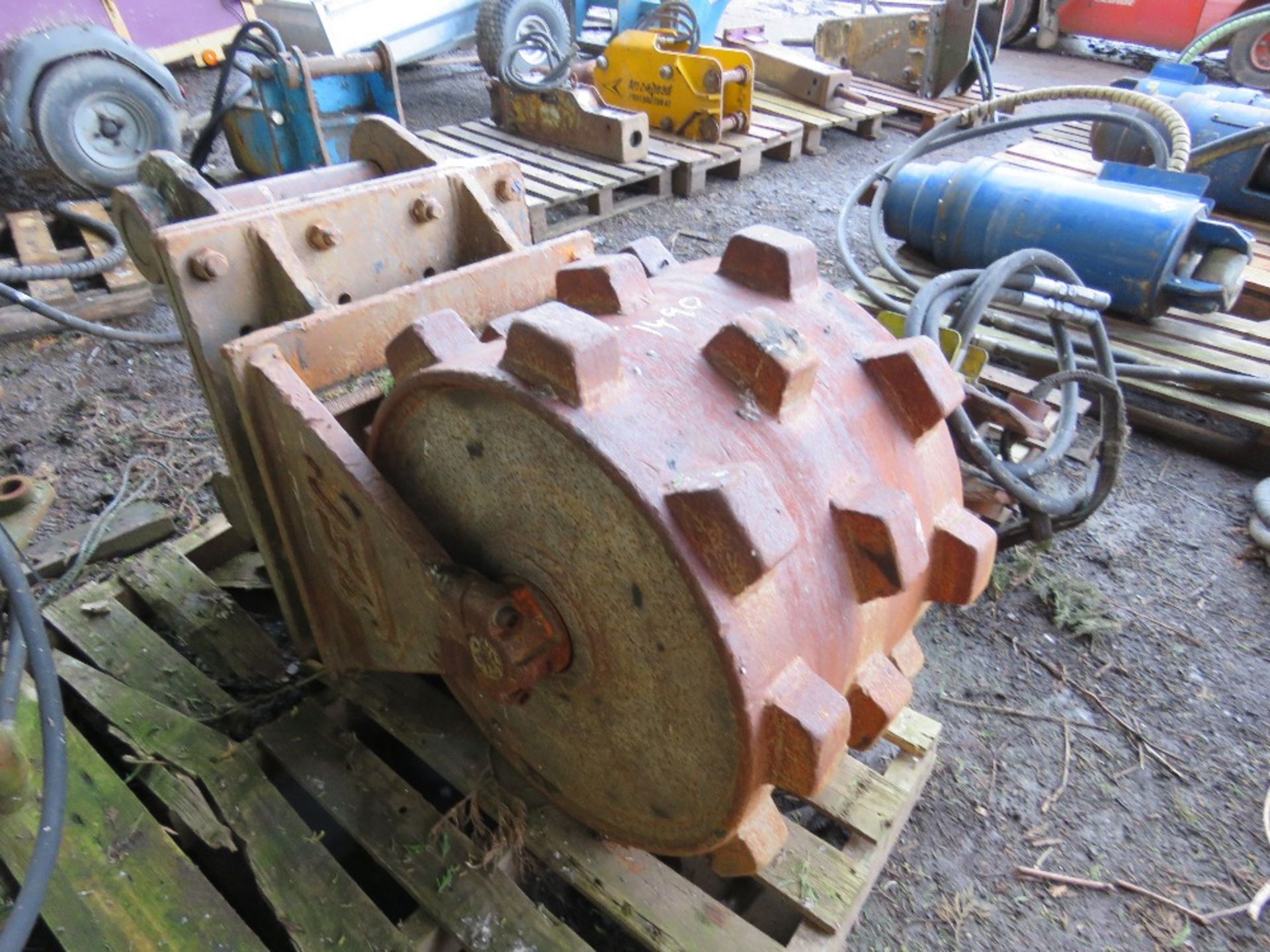 SEC EXCAVATOR MOUNTED SHEEPS FOOT COMPACTOR ROLLER ON 80MM PINS. - Image 4 of 4