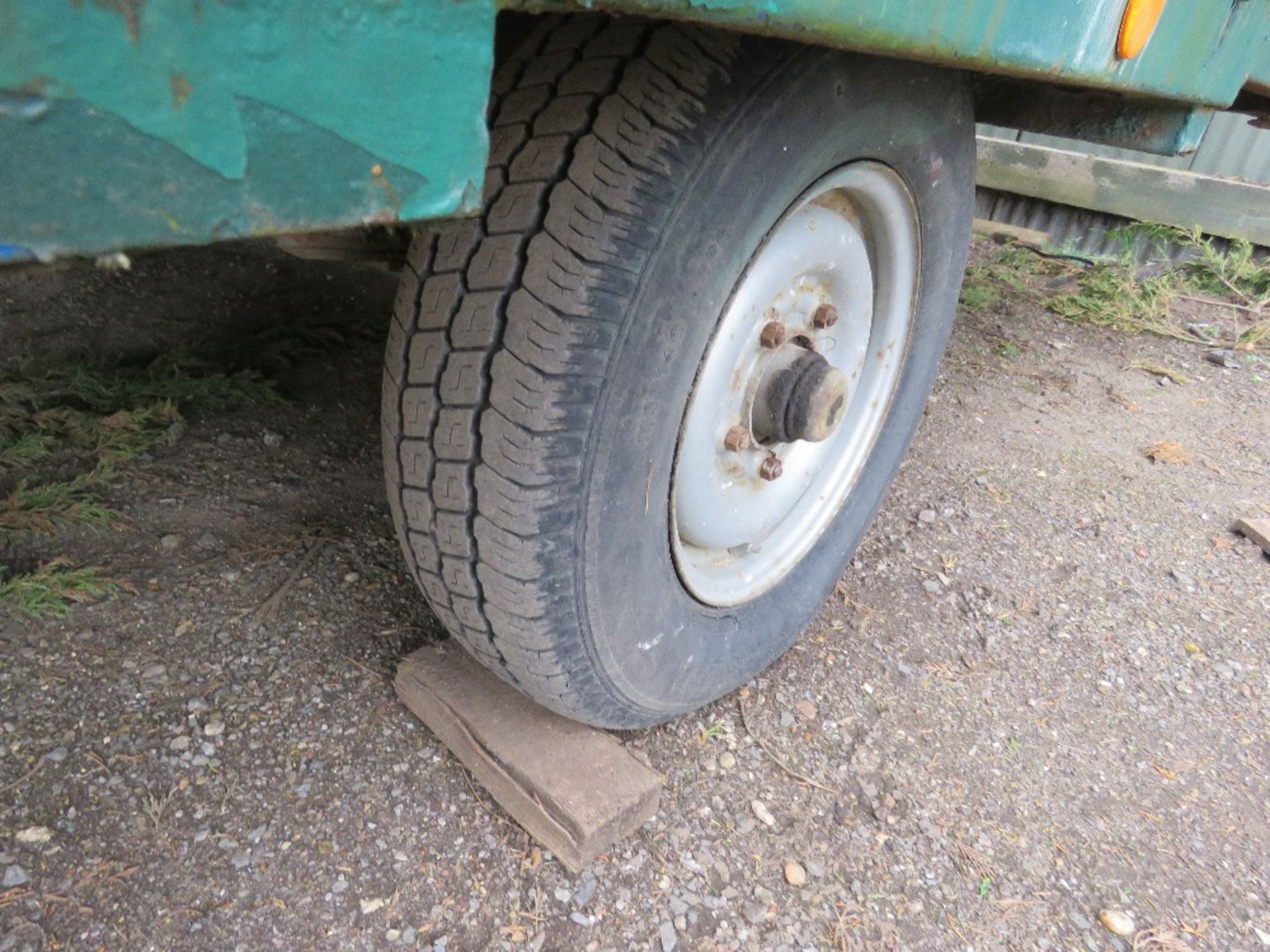 SINGLE AXLE TOWED WELFARE TRAILER 12FT LENGTH APPROX WITH CANTEEN AND TOILET. SUPPLIED WITH KEY. DIR - Image 4 of 15