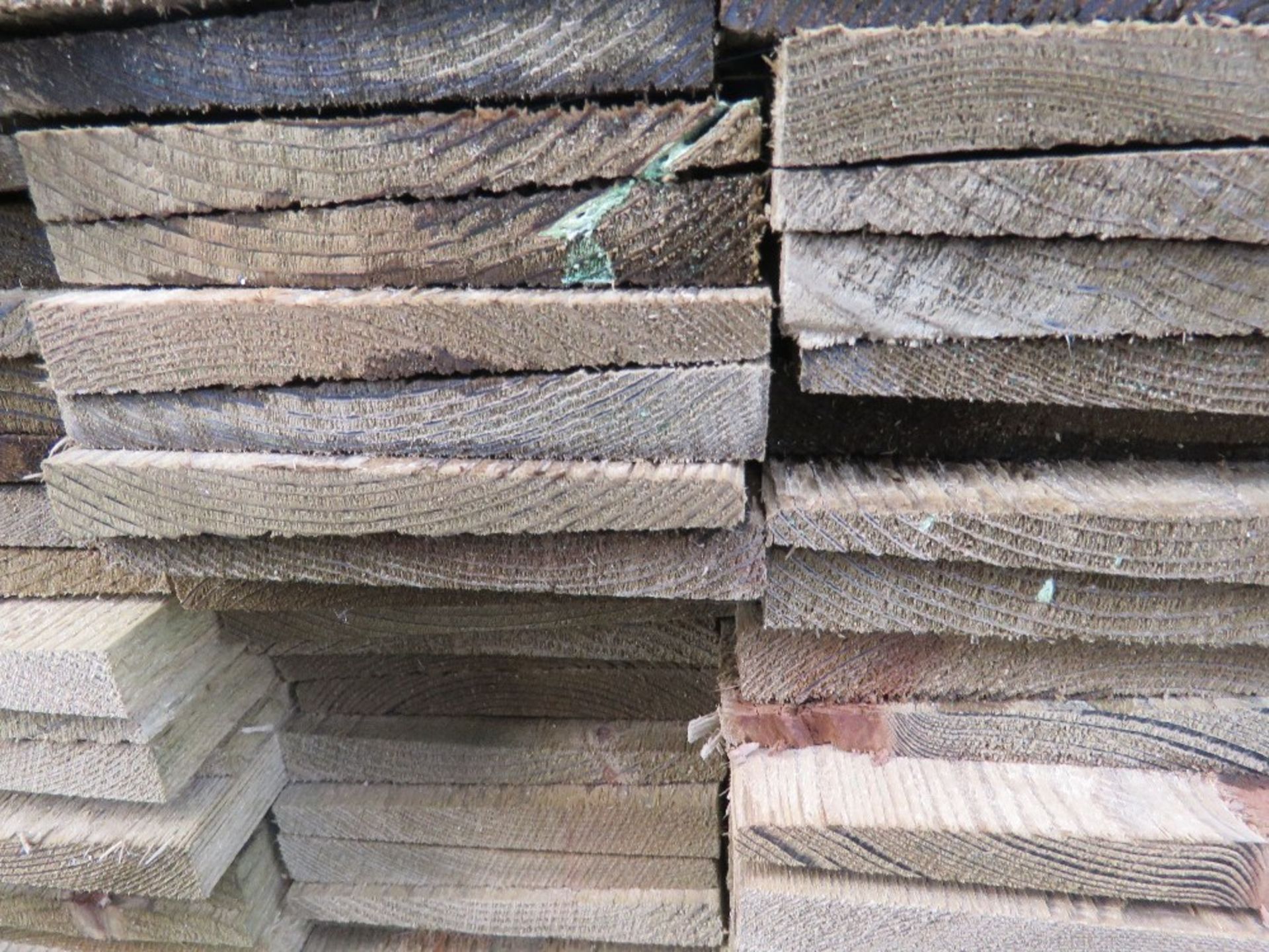 LARGE PACK OF TREATED FEATHER EDGE FENCE CLADDING TIMBER BOARDS. 1.65M LENGTH X 100MM WIDTH APPROX. - Image 3 of 3