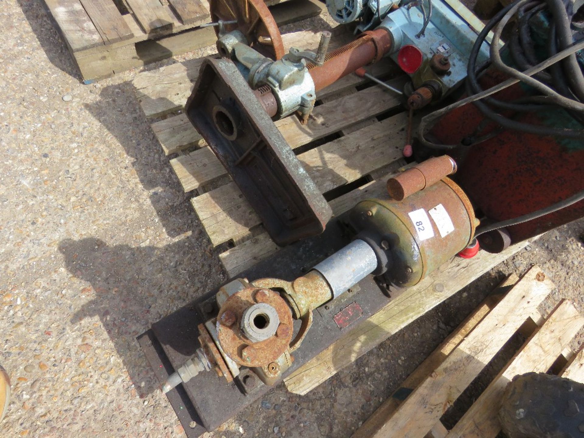 OIL FILLED ARC WELDER, PUMP AND A PILLAR DRILL. - Image 3 of 3