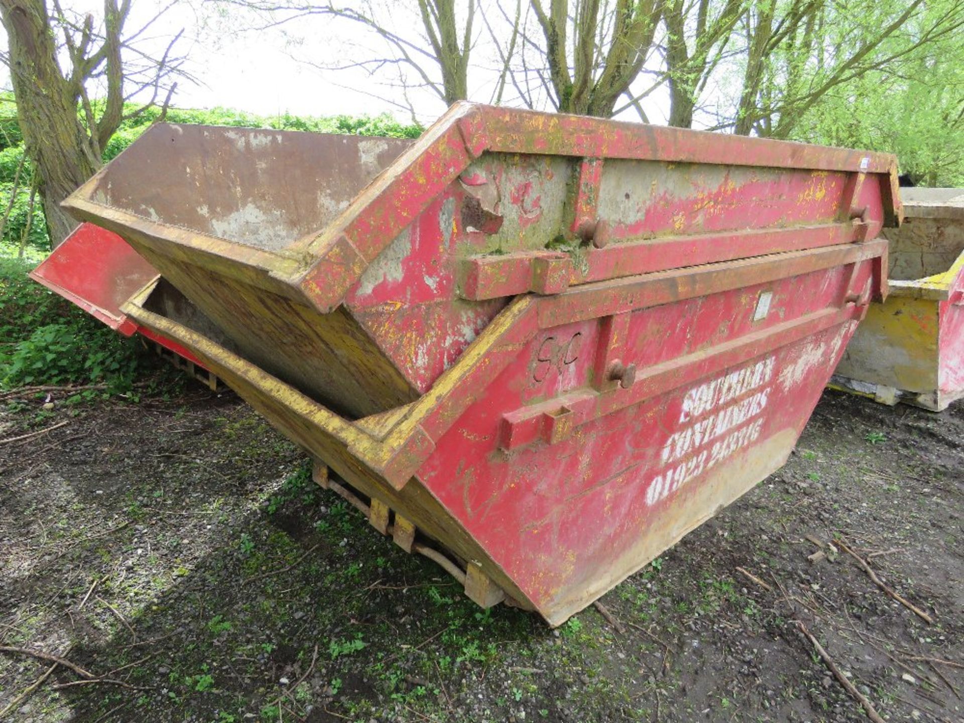 2NO CHAIN LIFT WASTE SKIPS, 8 YARD CAPACITY APPROX. SOURCED FROM COMPANY LIQUIDATION.