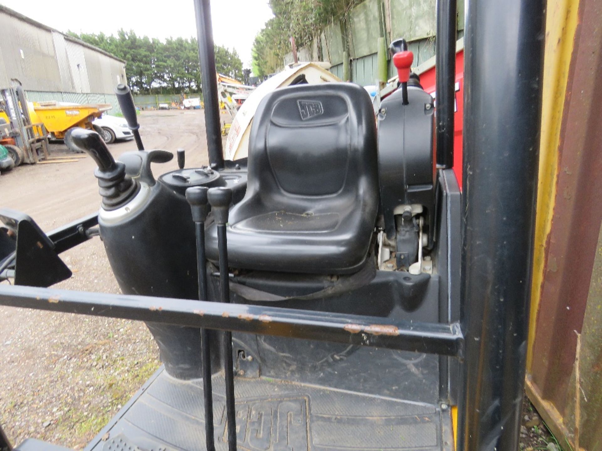 JCB 8018CTS RUBBER TRACKED MINI EXCAVATOR YEAR 2017, 1017 REC HOURS. WITH ONE BUCKET AND A POST HOLE - Bild 10 aus 14