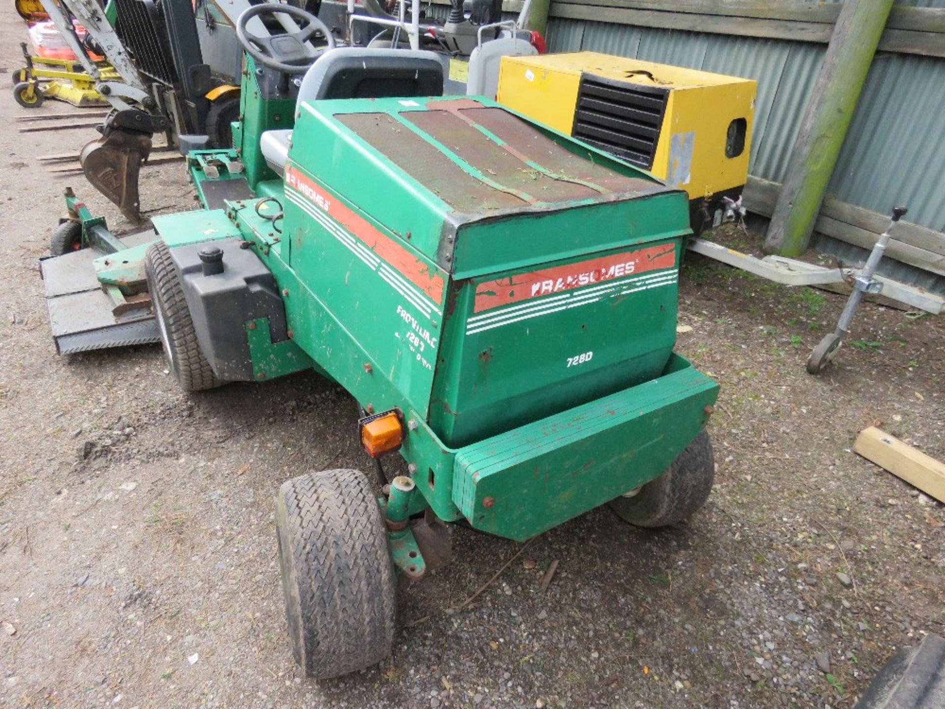 RANSOMES FRONTLINE 728D OUTFRONT RIDE ON MOWER. 4WD. 6FT CUT APPROX. WHEN TESTED WAS SEEN TO RUN AND - Image 5 of 8