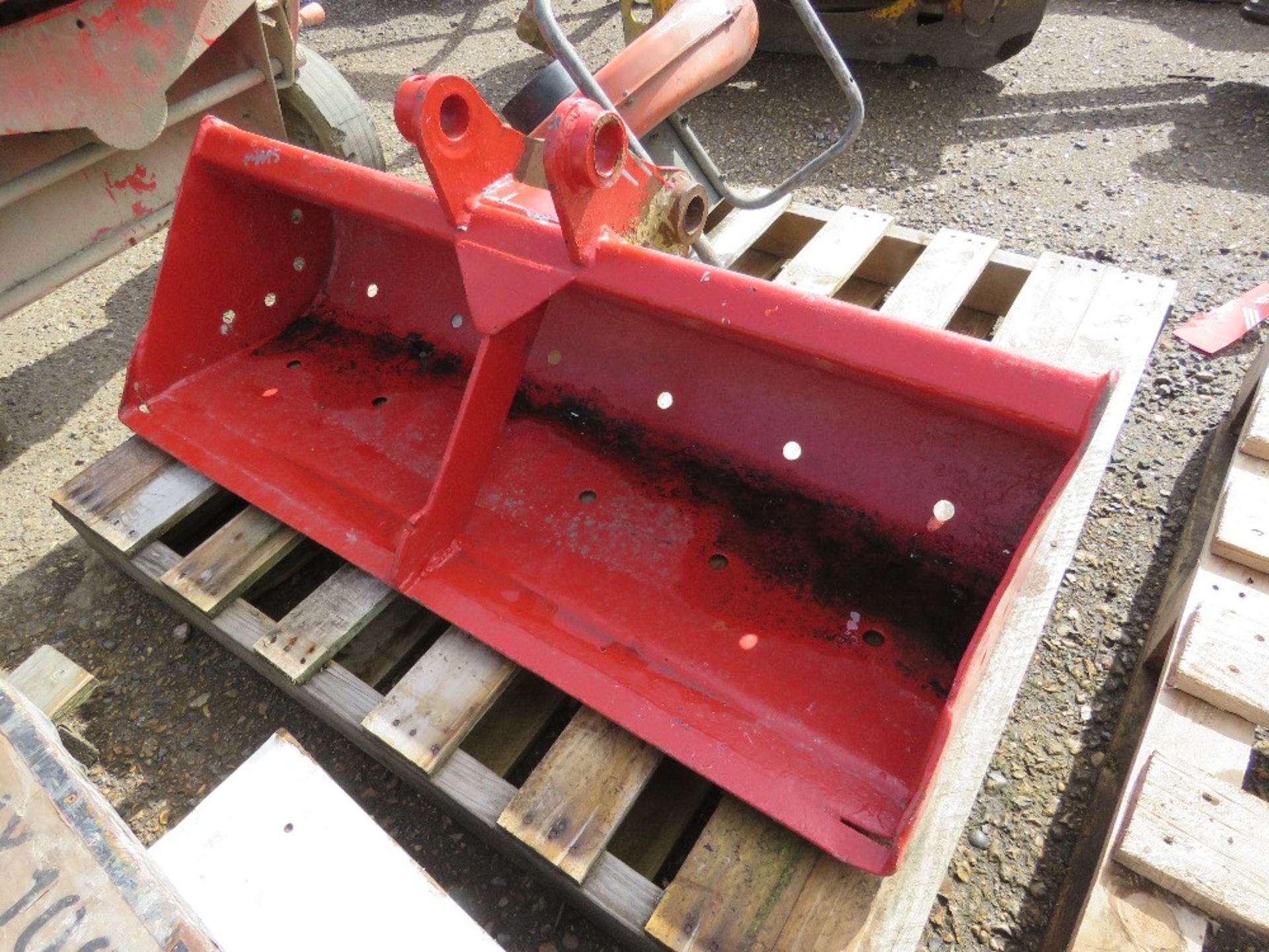 GRADING BUCKET FOR EXCAVATOR, 40MM PINS.....THIS LOT IS SOLD UNDER THE AUCTIONEERS MARGIN SCHEME, TH