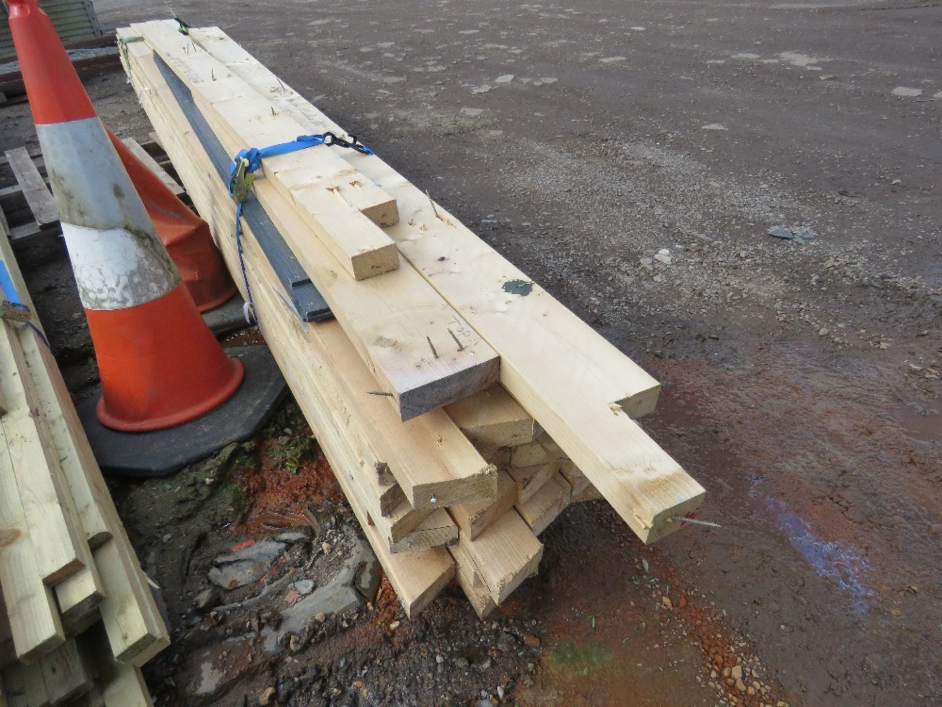 PACK OF PRE USED CONSTRUCTION TIMBERS MAINLY 16FT LENGTH. 30NO PIECES IN TOTAL APPROX. - Image 5 of 5