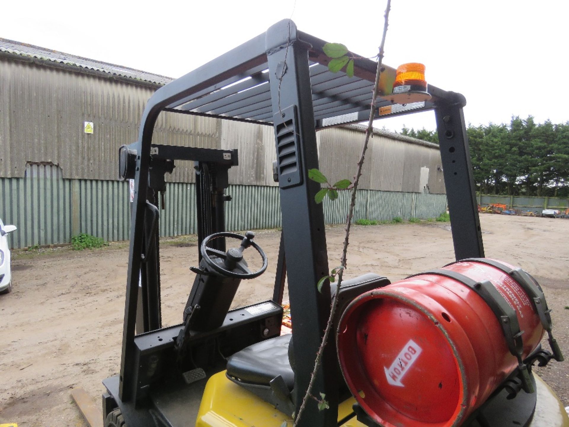 DAEWOO G18S-2 GAS POWERED FORKLIFT TRUCK WITH SIDE SHIFT. 1.8TONNE LIFT CAPACITY. 8136 REC HOURS. YE - Image 6 of 12