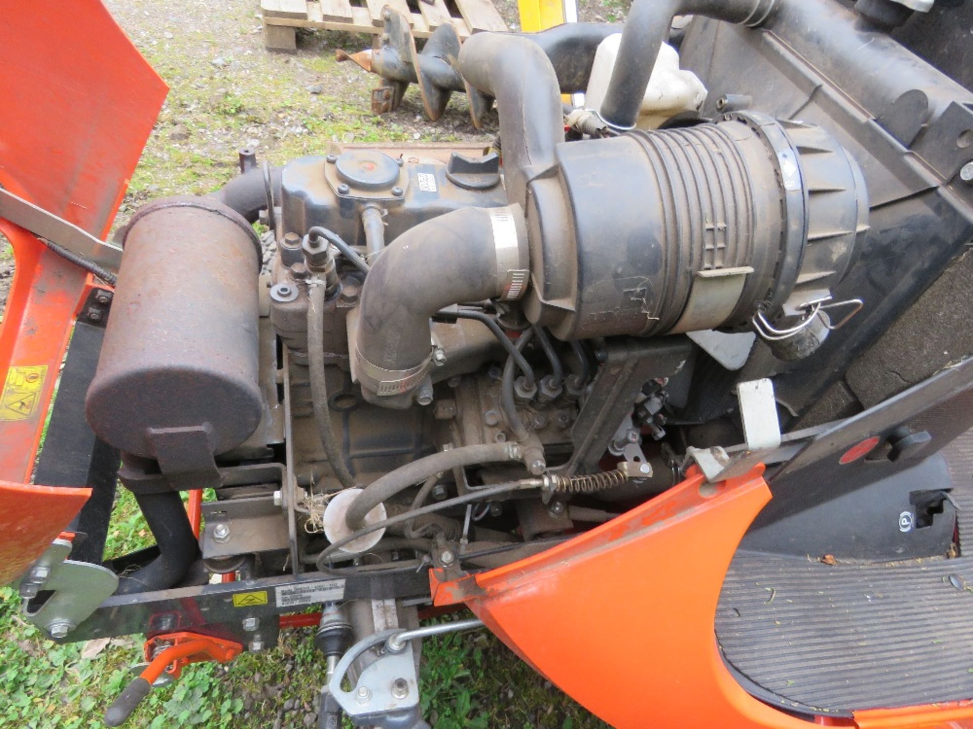 BID INCREMENT NOW £100!! KUBOTA GR2120 DIESEL ENGINED MOWER WITH REAR COLLECTOR, 4WD. - Image 7 of 11